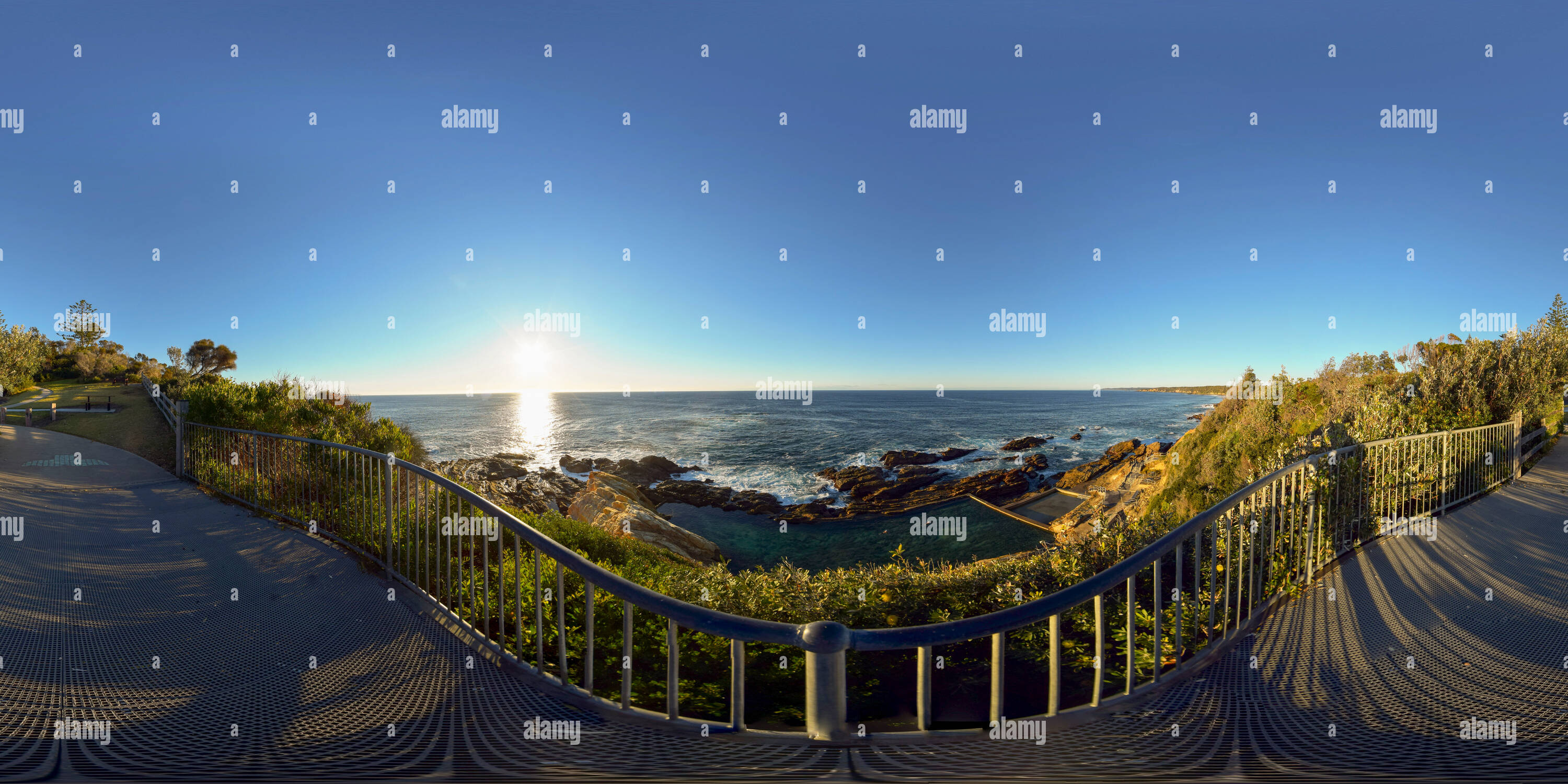 Visualizzazione panoramica a 360 gradi di 2018-09-04 blu piscina su una soleggiata giornata invernale, Bermagui, Nuovo Galles del Sud, Australia