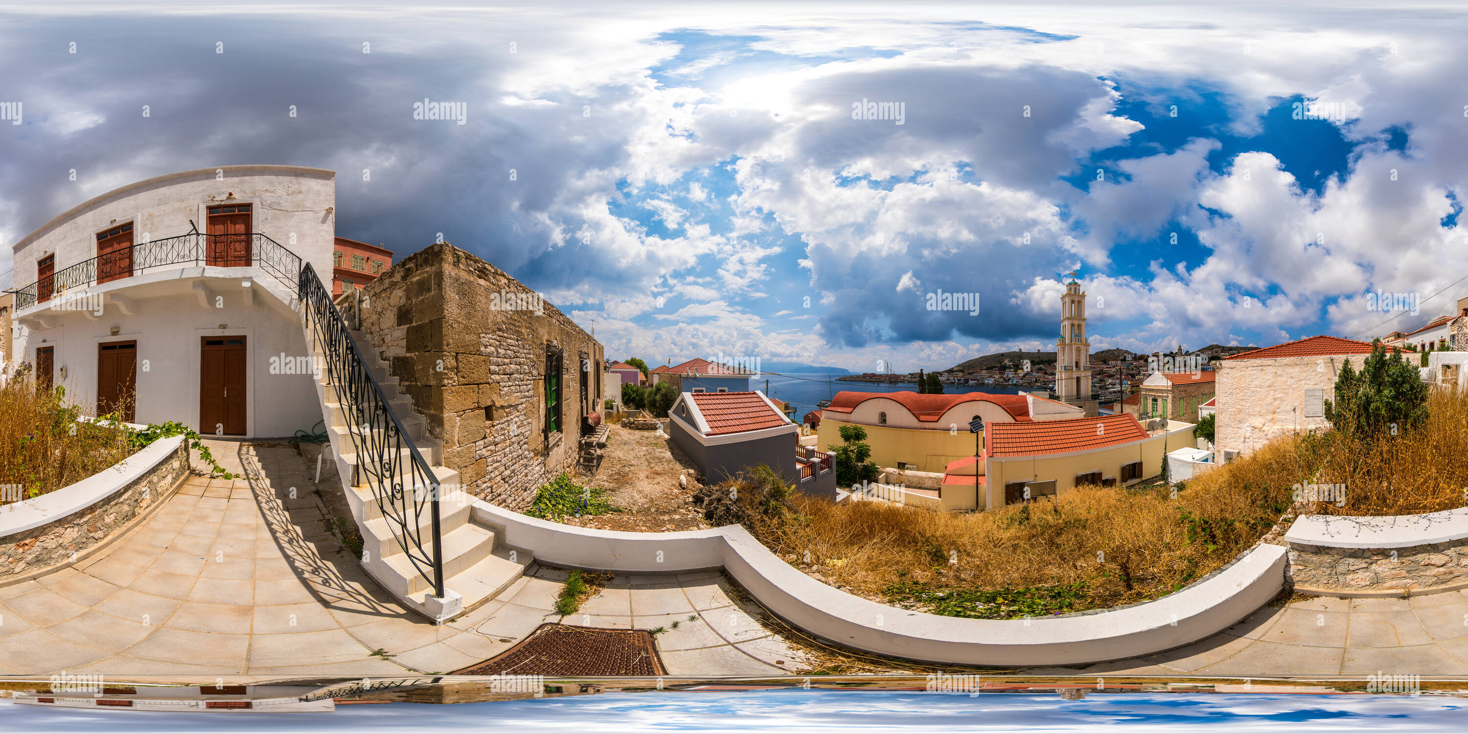 Visualizzazione panoramica a 360 gradi di Guardare nella baia dell'isola di Chalki, Rodi