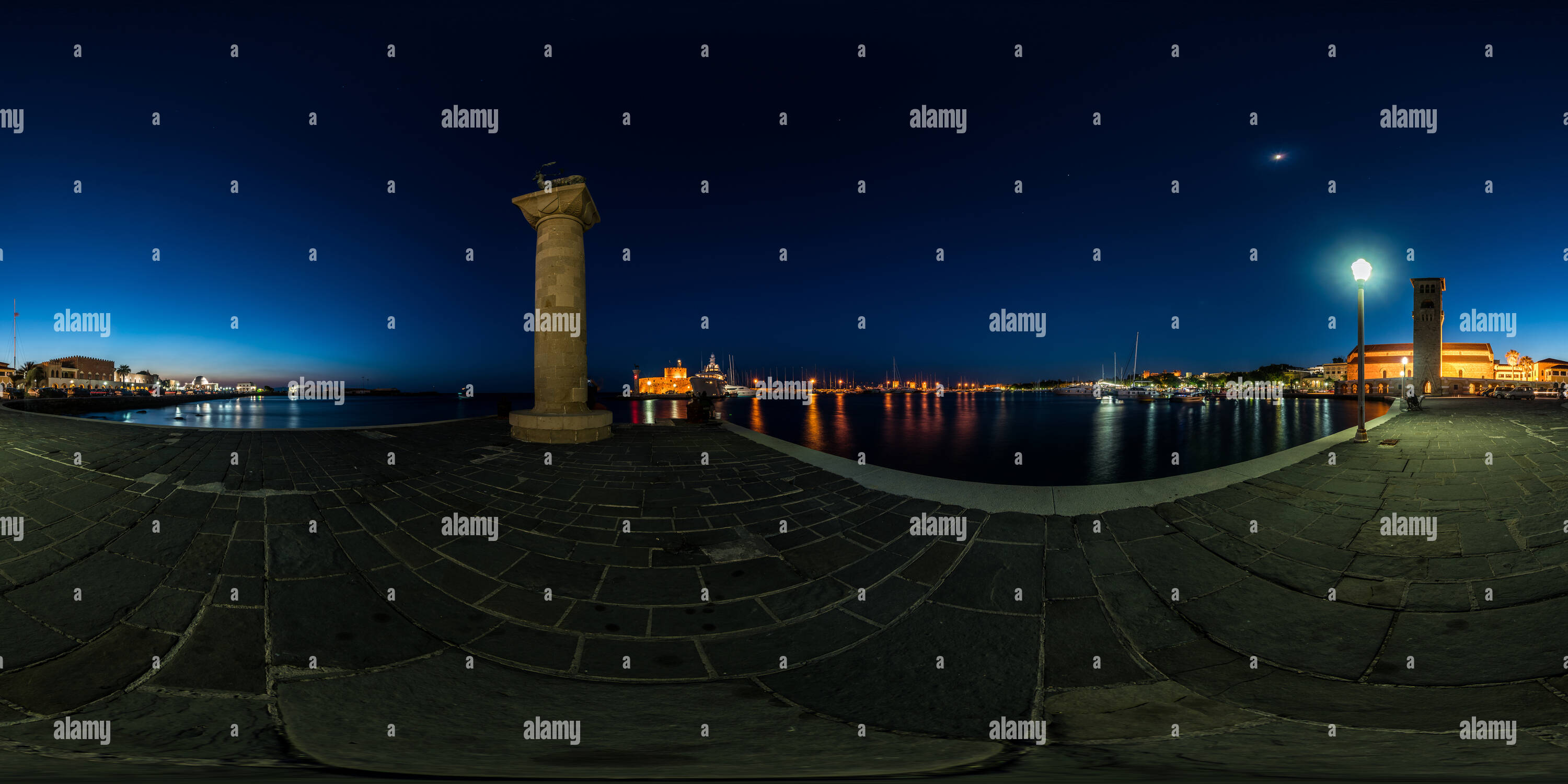 Visualizzazione panoramica a 360 gradi di Il Colosso di Rodi di notte