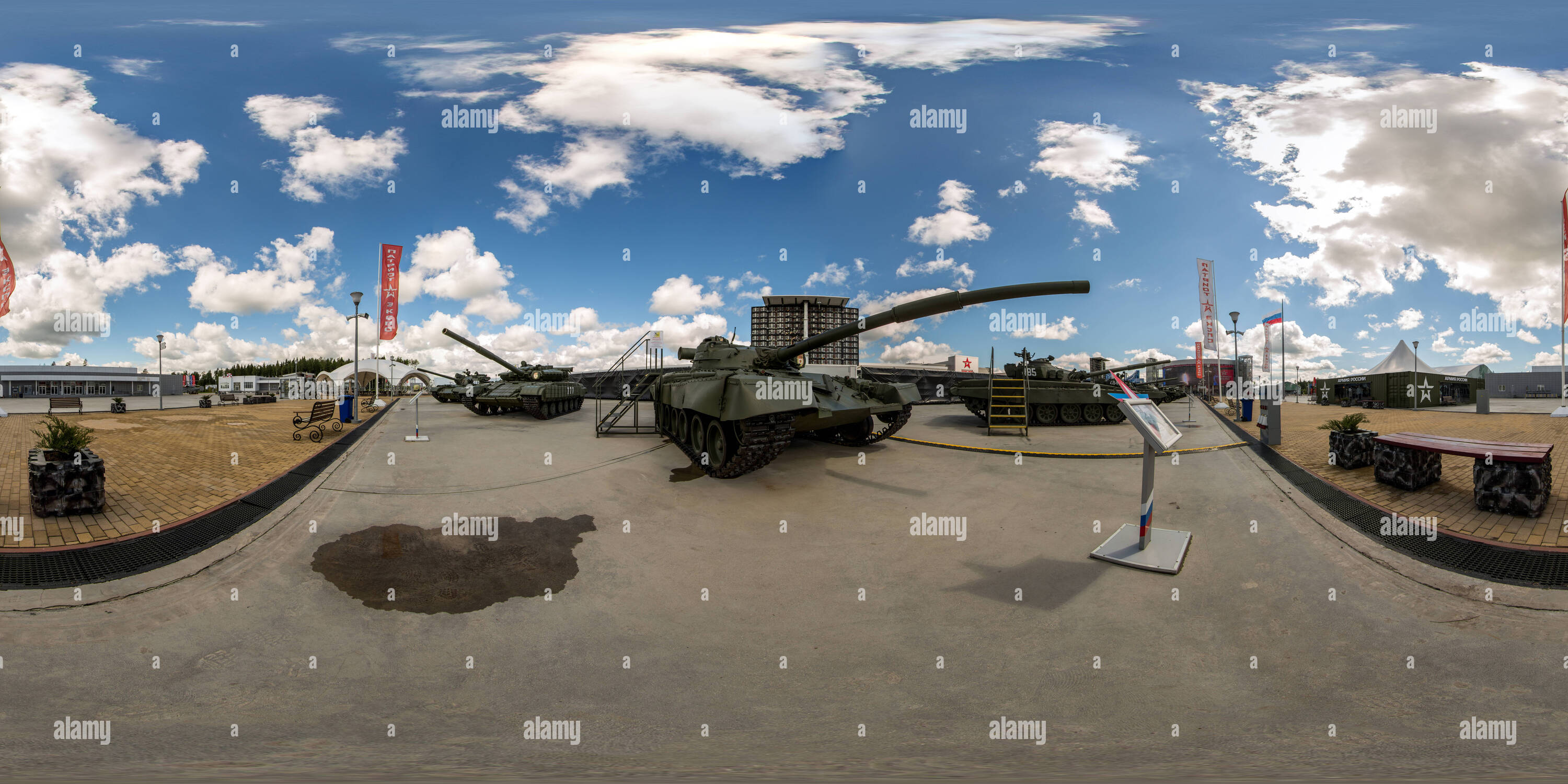 Visualizzazione panoramica a 360 gradi di La T-72M serbatoio in campo militare- parco patriottico 'Patriot'