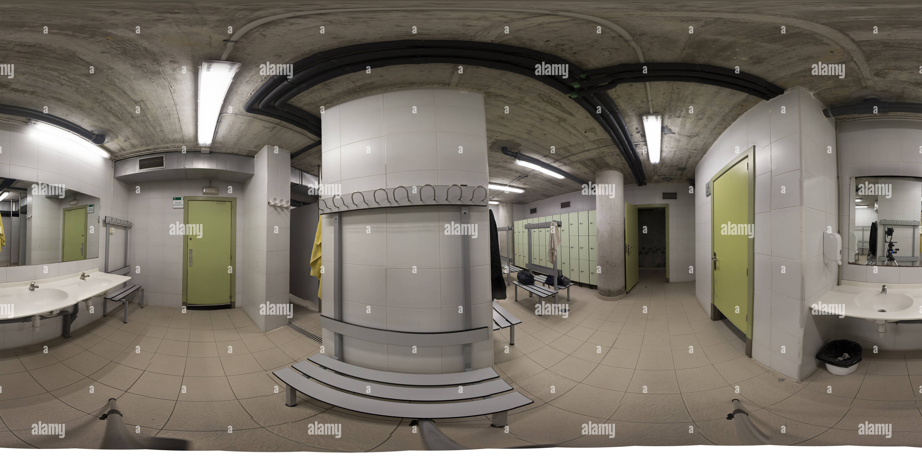 Visualizzazione panoramica a 360 gradi di Locker room, parte1