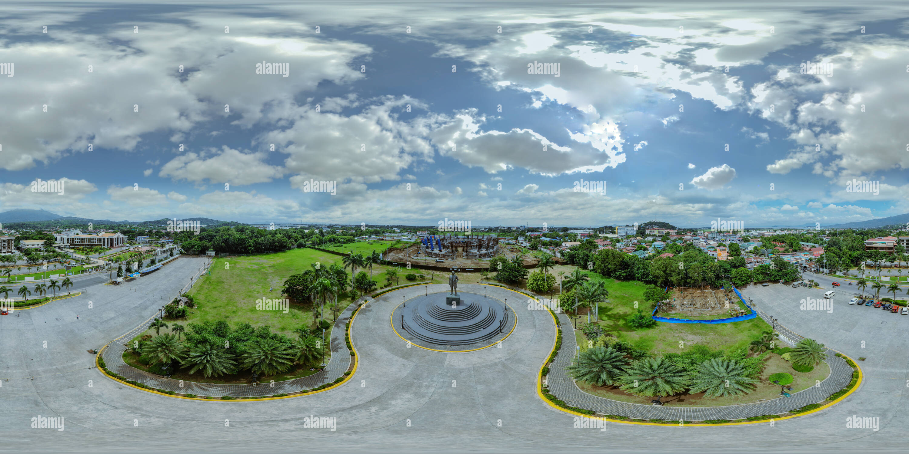 Visualizzazione panoramica a 360 gradi di Vista aerea di Jose Rizal's 22-ft. Statua e la costruzione in corso di Jose Rizal Coliseum presso il Plaza, Calamba City, Laguna