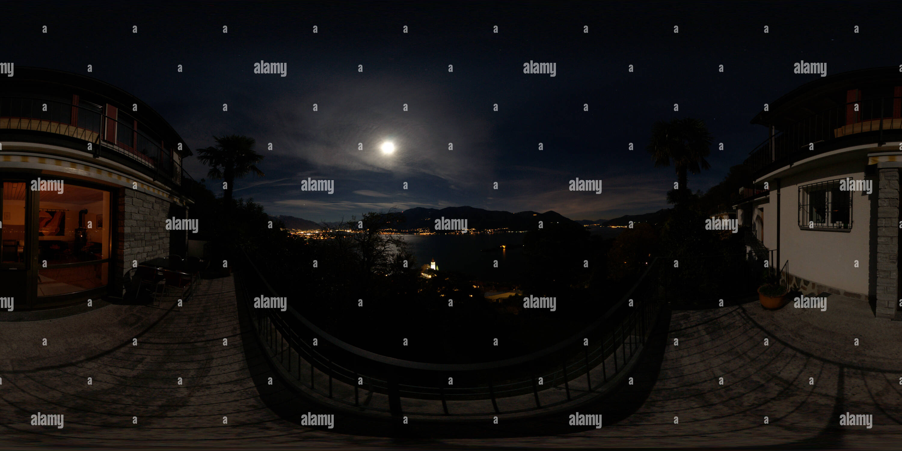 Visualizzazione panoramica a 360 gradi di Una notte di luna piena in Ronco sopra Ascona