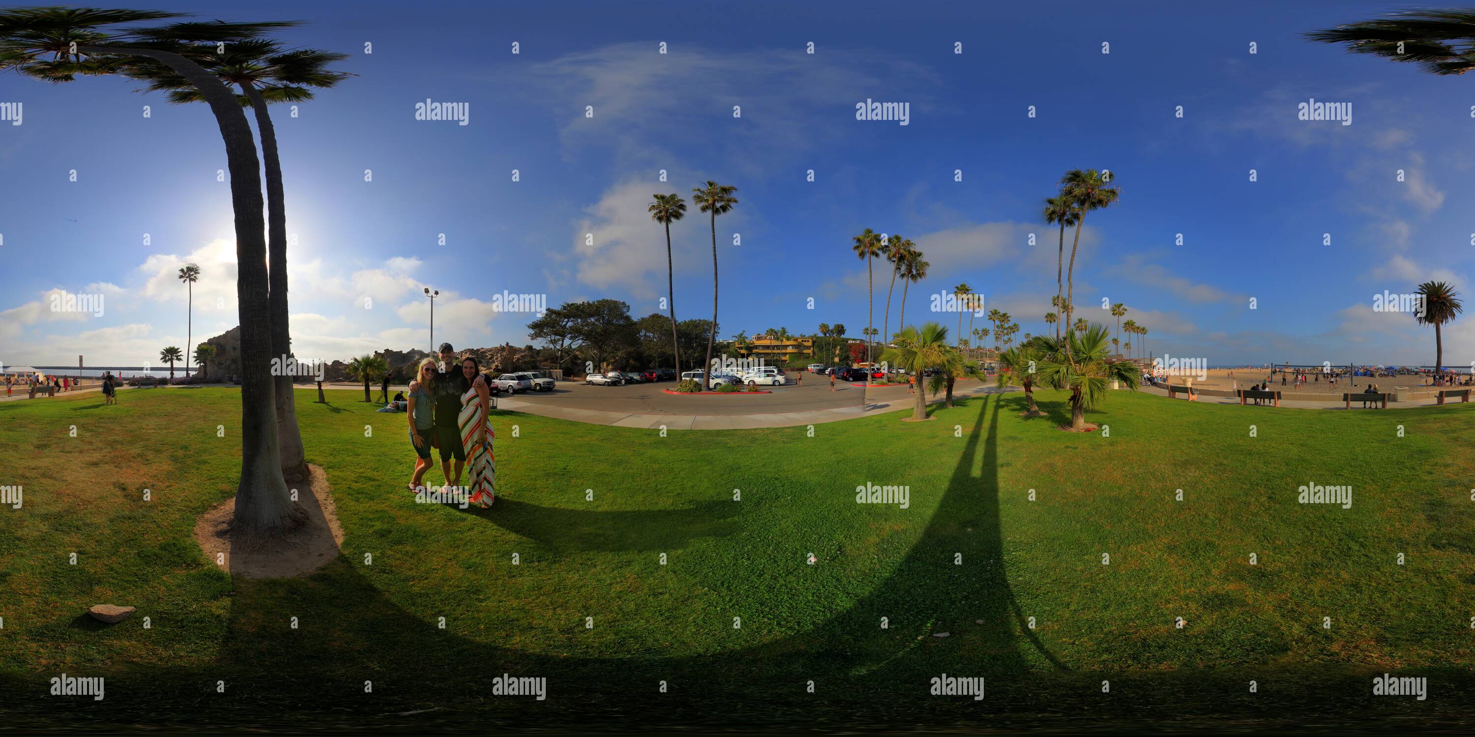 Visualizzazione panoramica a 360 gradi di La famiglia a Corona del Mar Beach