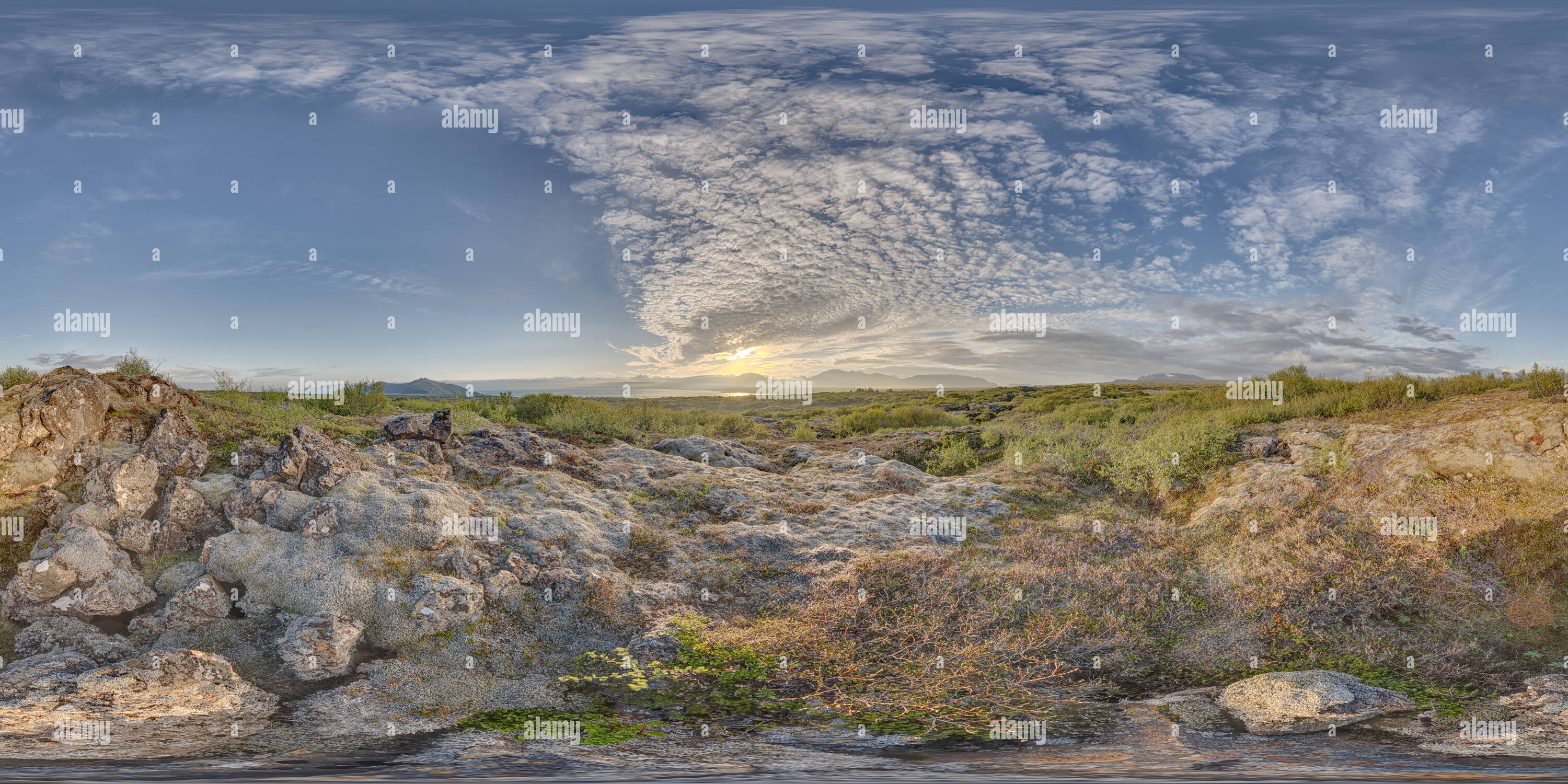 Visualizzazione panoramica a 360 gradi di Inizio serata sole sopra Þingvellavatn, Parco Nazionale di Þingvellir, Islanda