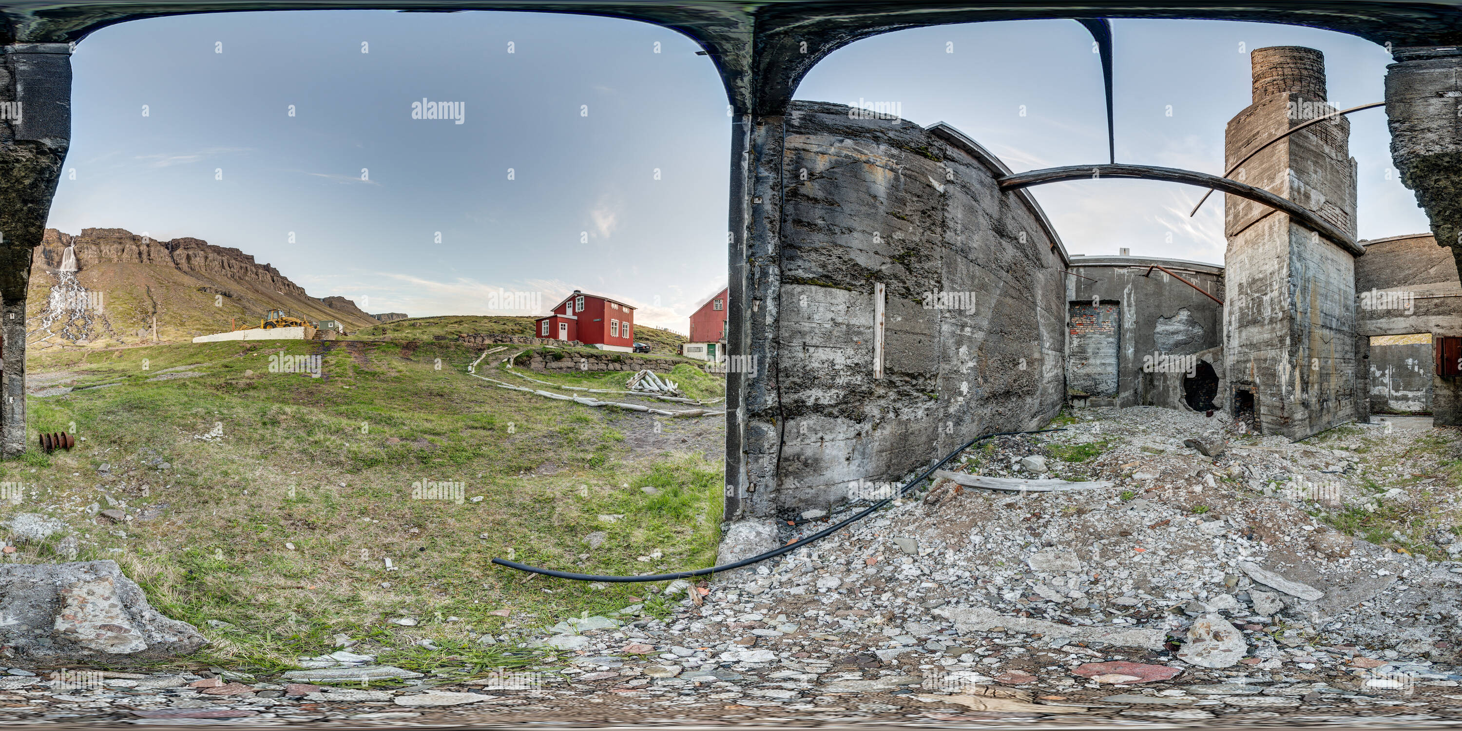 Visualizzazione panoramica a 360 gradi di Guardando alla cascata da un edificio abbandonato a Djúpavík, Islanda