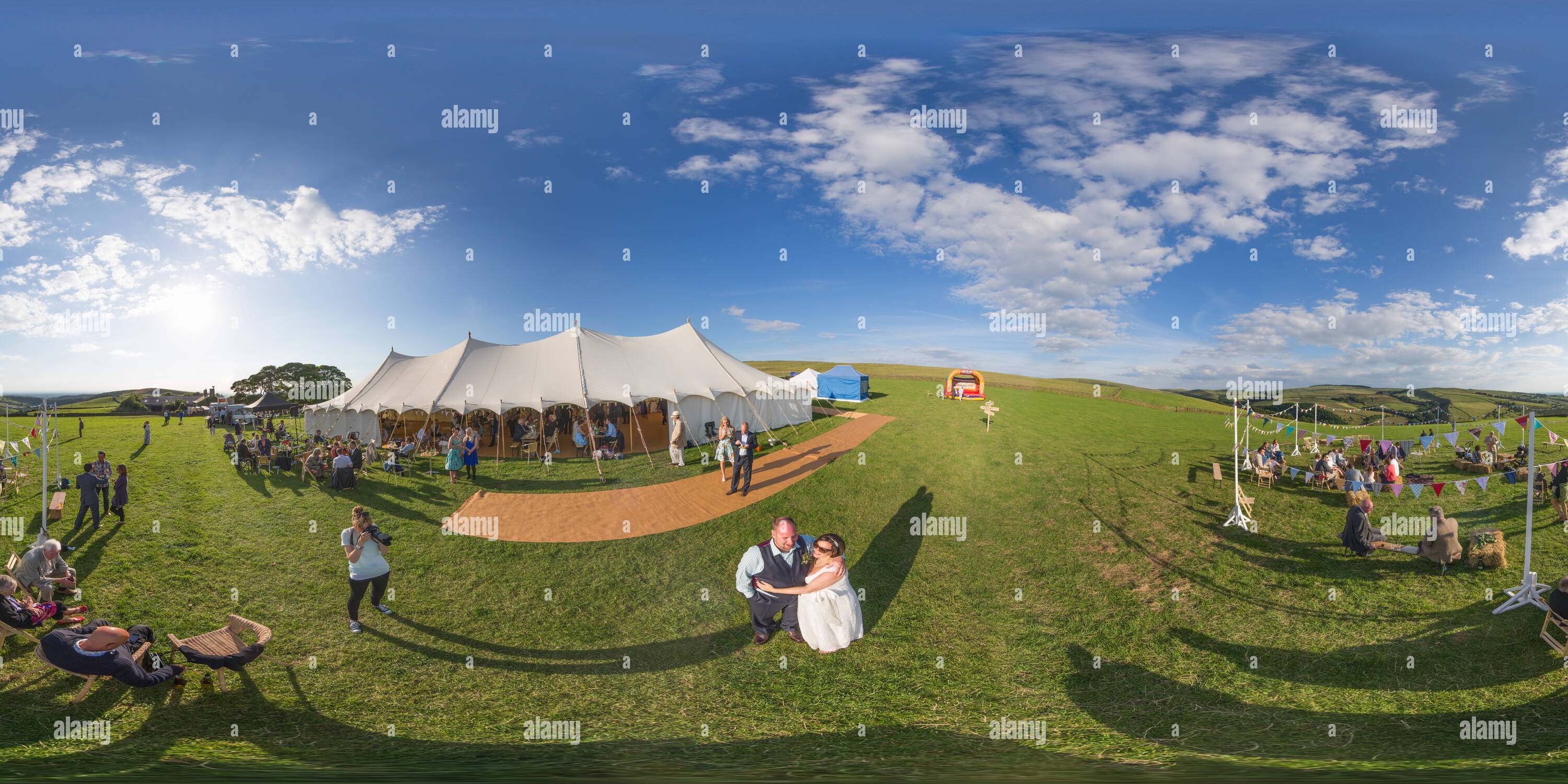 Visualizzazione panoramica a 360 gradi di Sarah e Patrick's Wedding (vista 2)