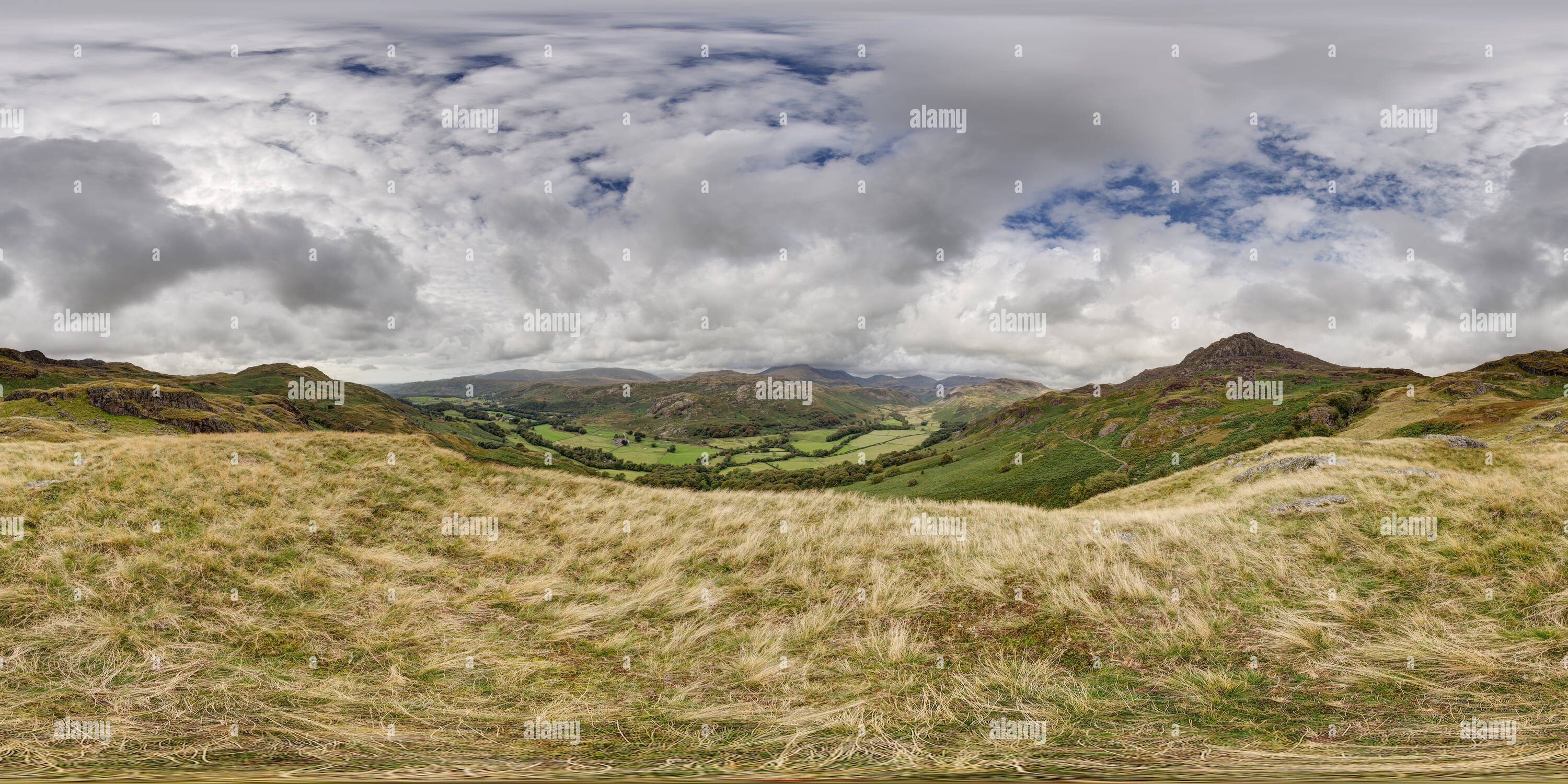 Visualizzazione panoramica a 360 gradi di Guardando oltre Eskdale, verso Hardknott Pass, Cumbria