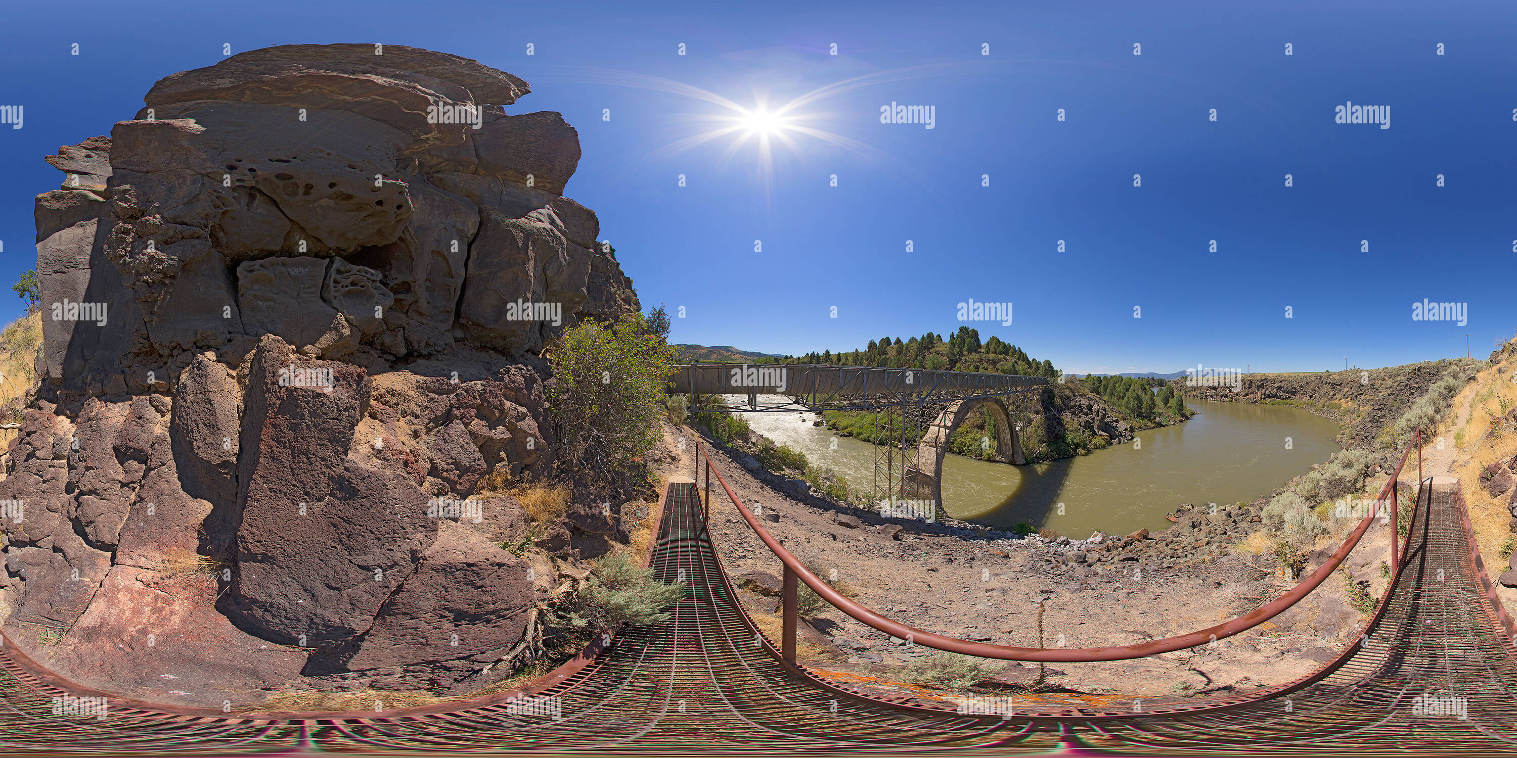 Visualizzazione panoramica a 360 gradi di Ultima possibilità di Canal ponte di arco concreto