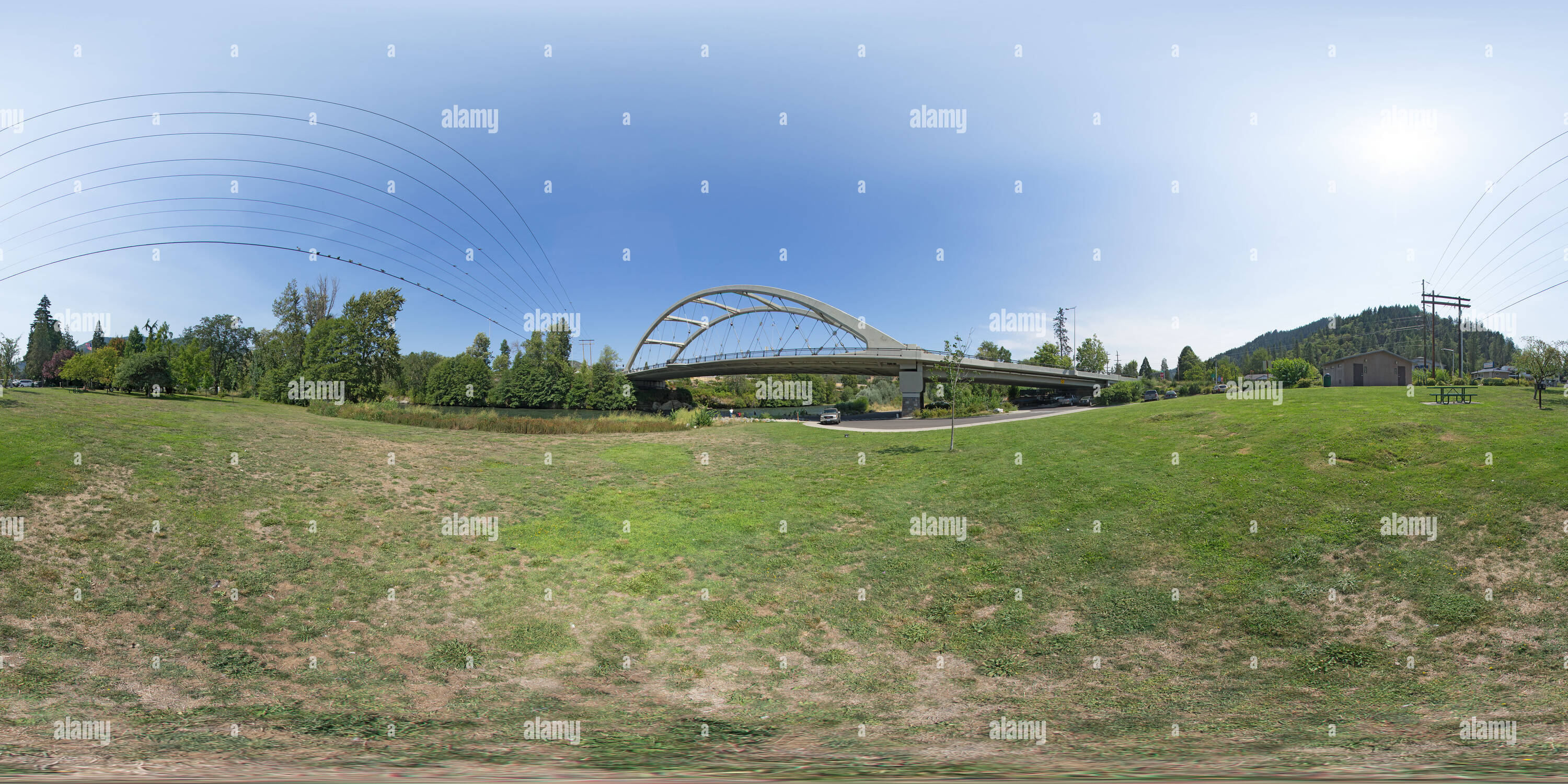 Visualizzazione panoramica a 360 gradi di Depot Street Bridge nella città di Rogue River