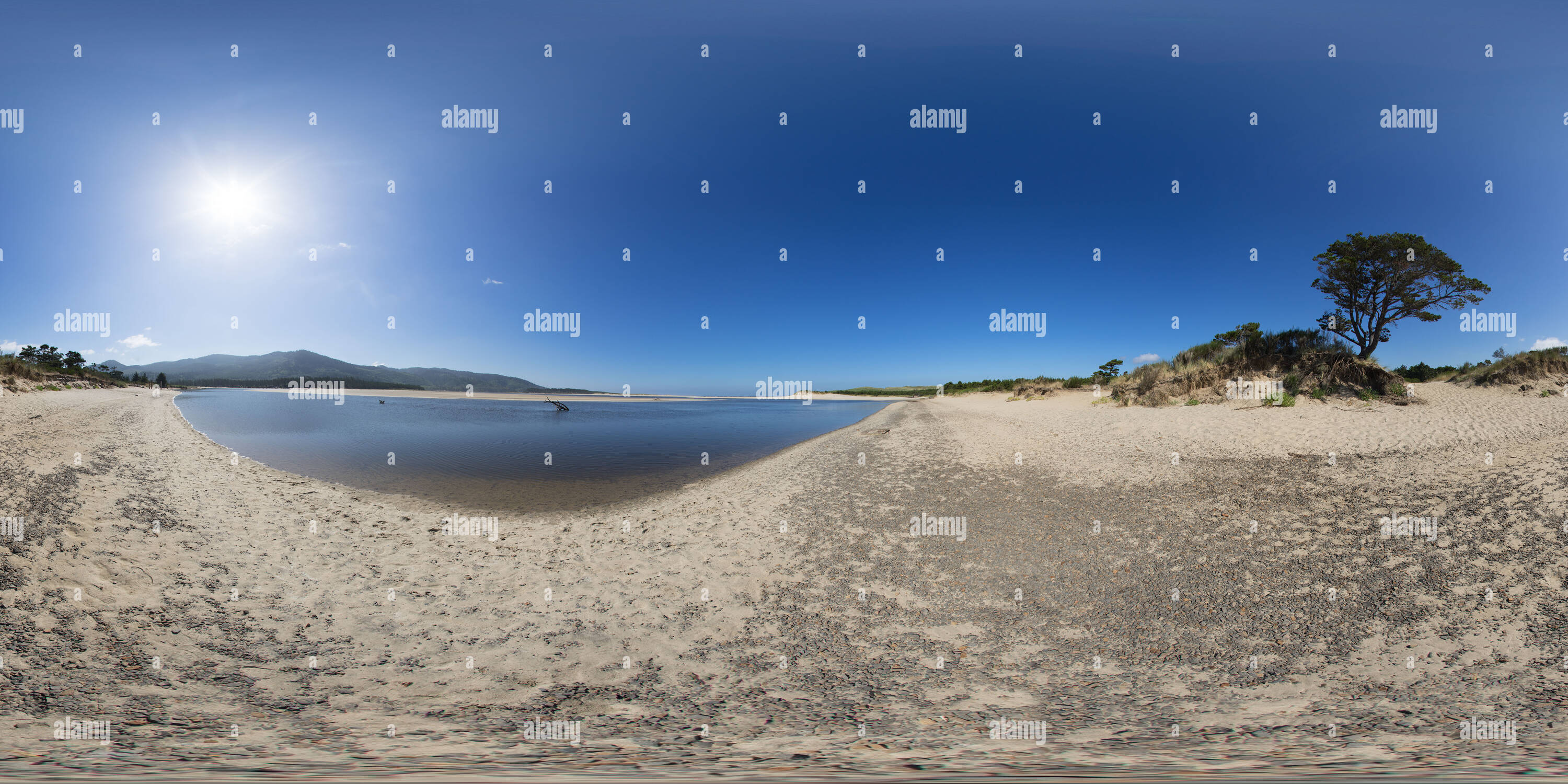 Visualizzazione panoramica a 360 gradi di Sabbia spiaggia sul lago e la foce