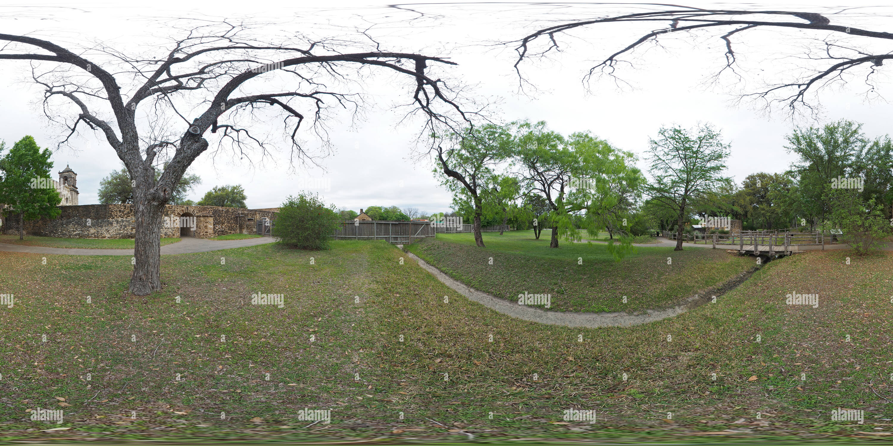 Visualizzazione panoramica a 360 gradi di Approvvigionamento di acqua (fosso acequia) presso la missione di San Jose