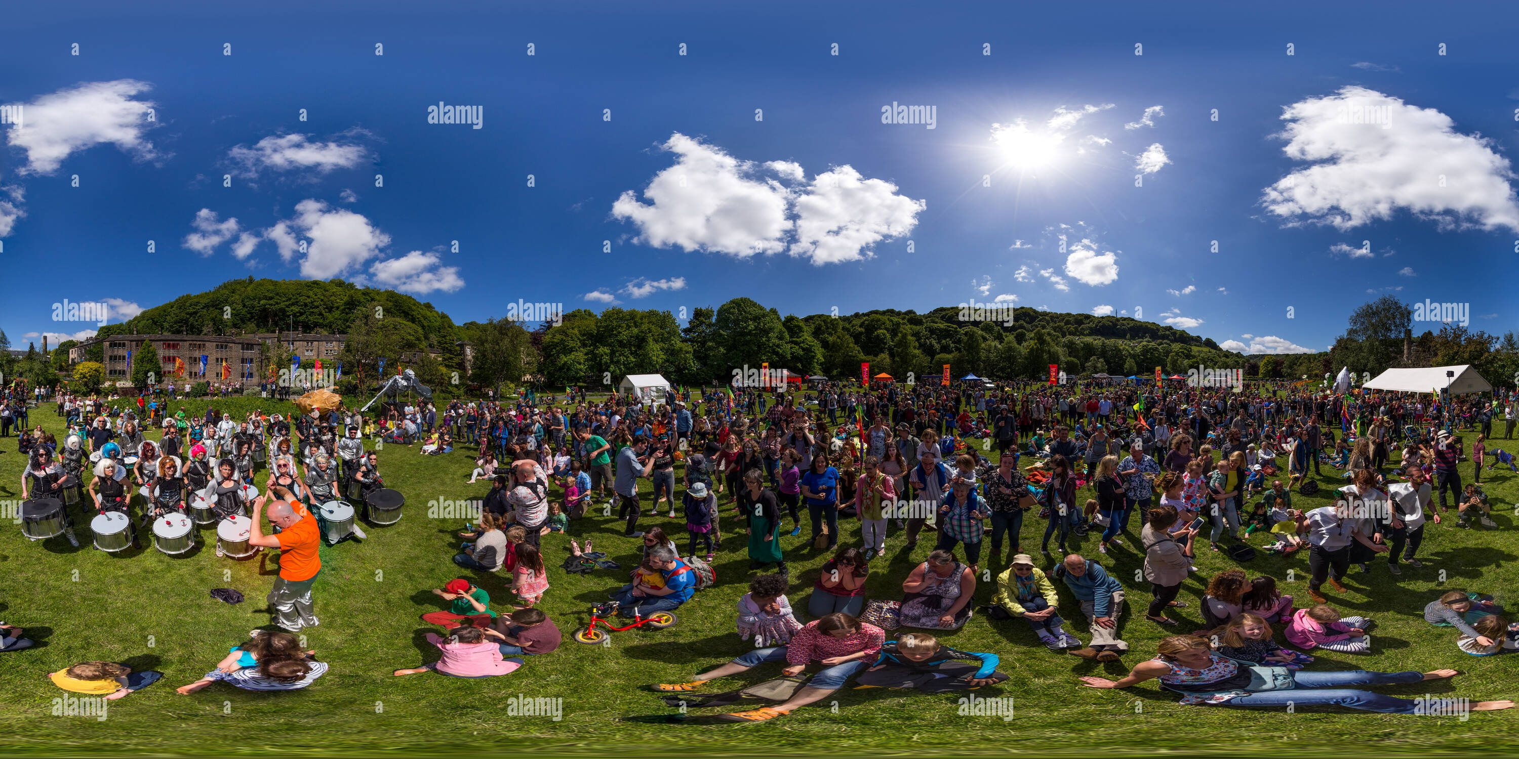 Visualizzazione panoramica a 360 gradi di Drum Machine al fatto a mano Parade 2015