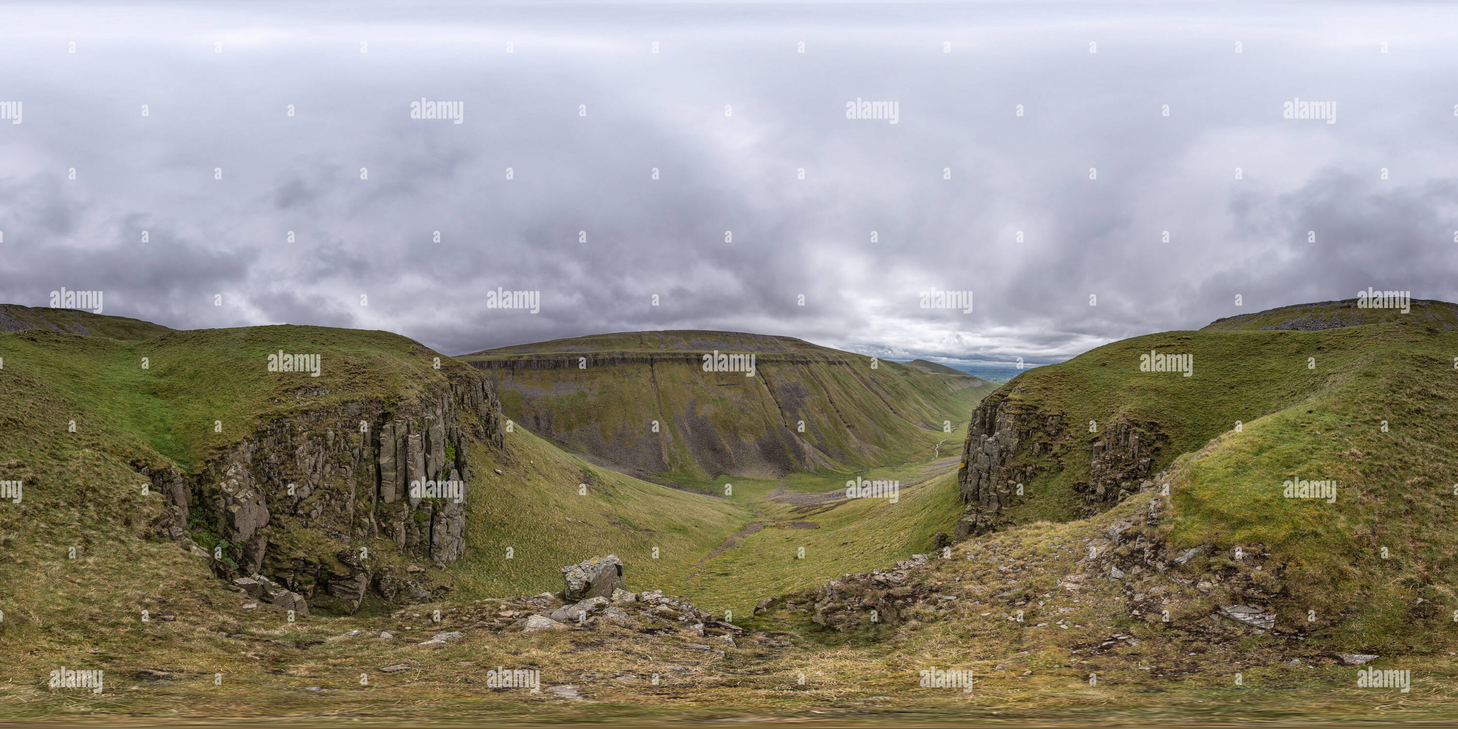 Visualizzazione panoramica a 360 gradi di Al di sopra di Nichol sedia, guardando in giù a tazza alta Gill, Murton, Cumbria