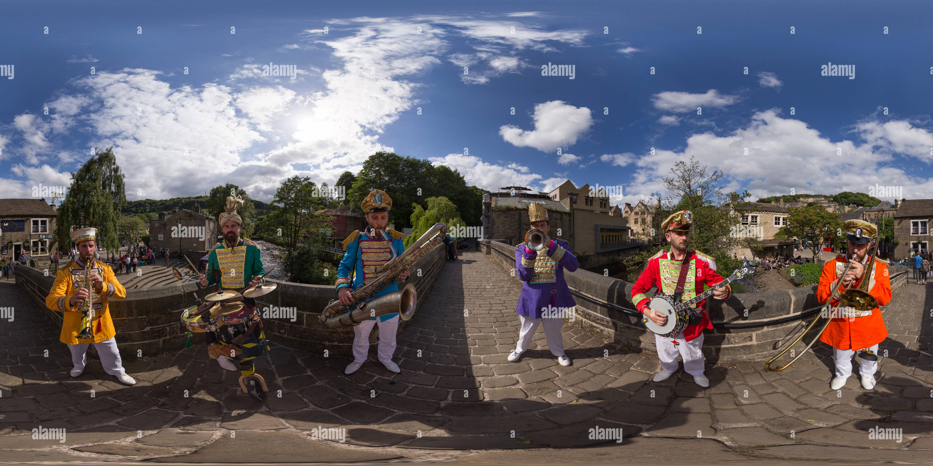 Visualizzazione panoramica a 360 gradi di Signor Wilson's secondo le camicie di eseguire a Hebden Bridge Arts Festival