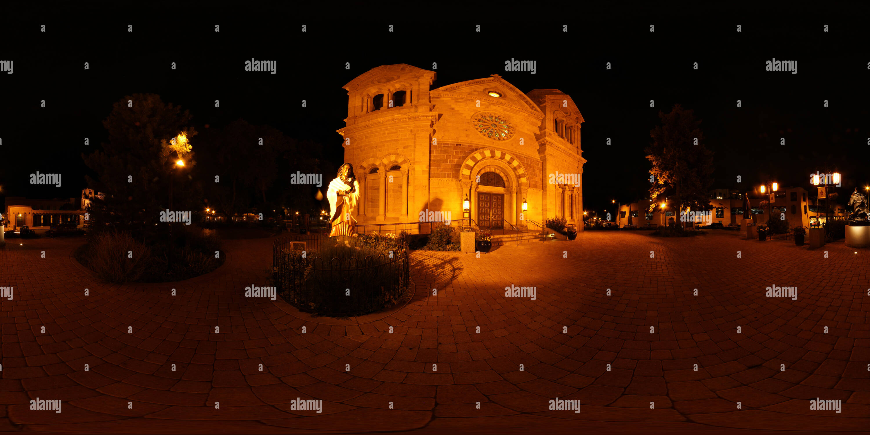 Visualizzazione panoramica a 360 gradi di Basilica di notte, Santa Fe, New Mexico