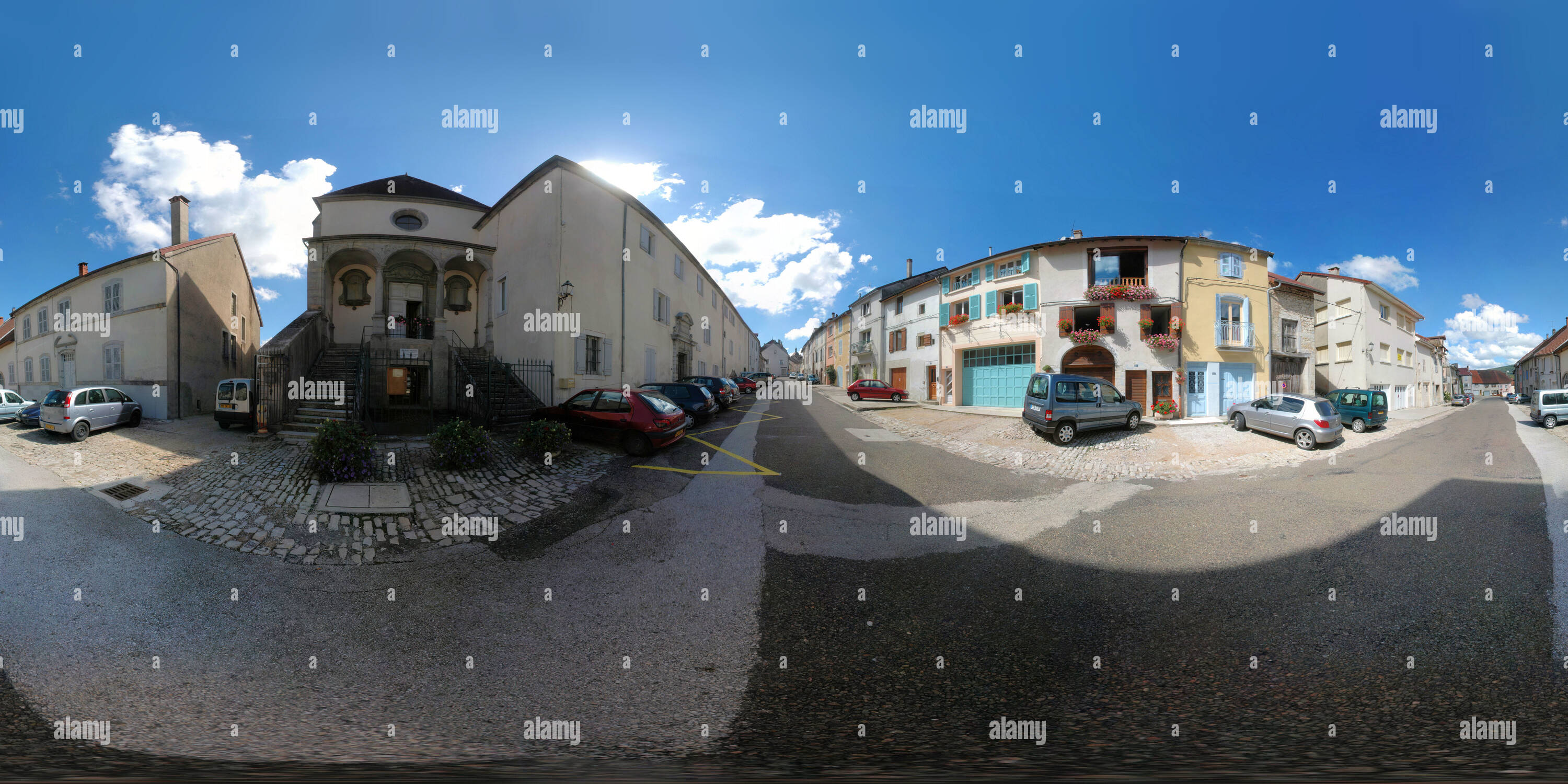 Visualizzazione panoramica a 360 gradi di Grande rue d'Orgelet et vue sur la facciata de la Chapelle du Couvent des Bernardine