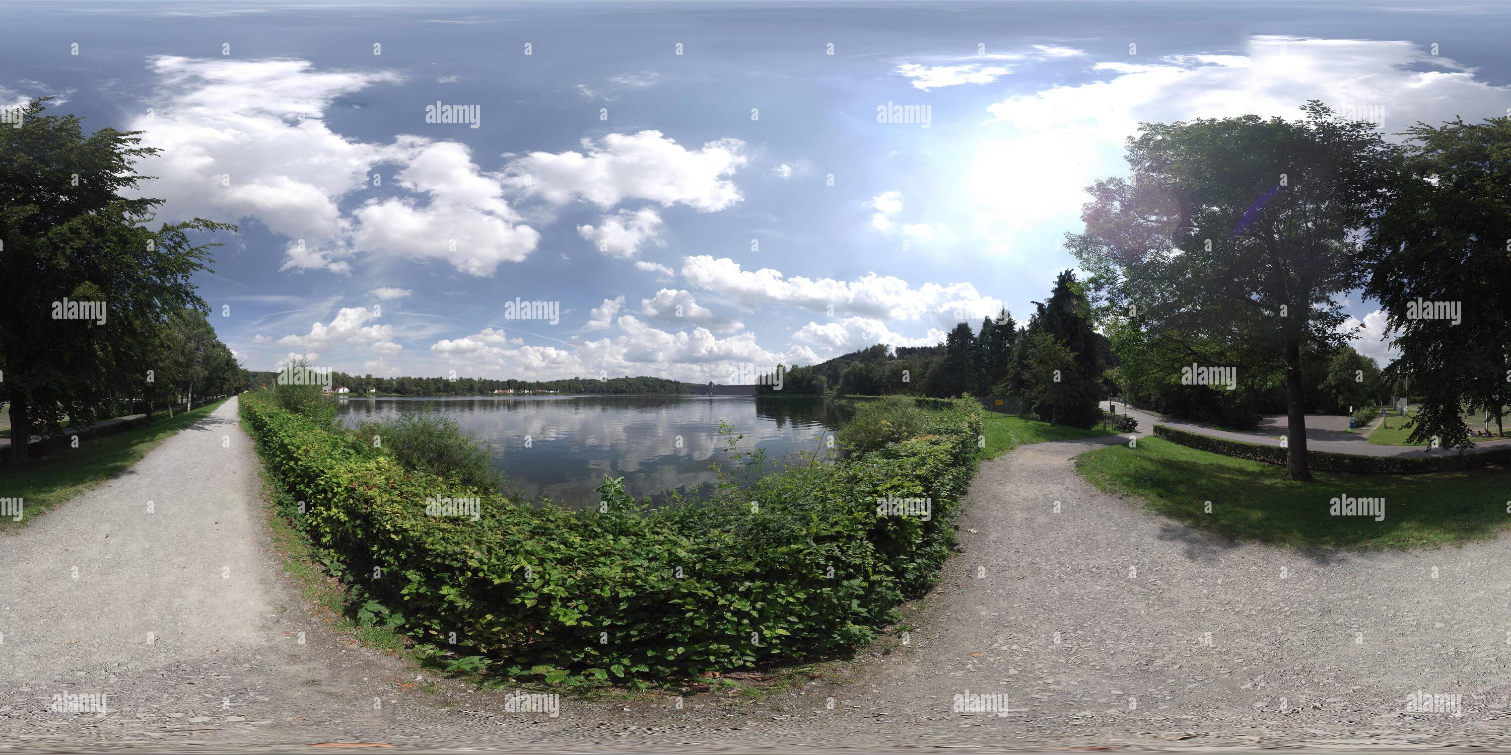 Visualizzazione panoramica a 360 gradi di Un lago al di sotto del serbatoio Moehne