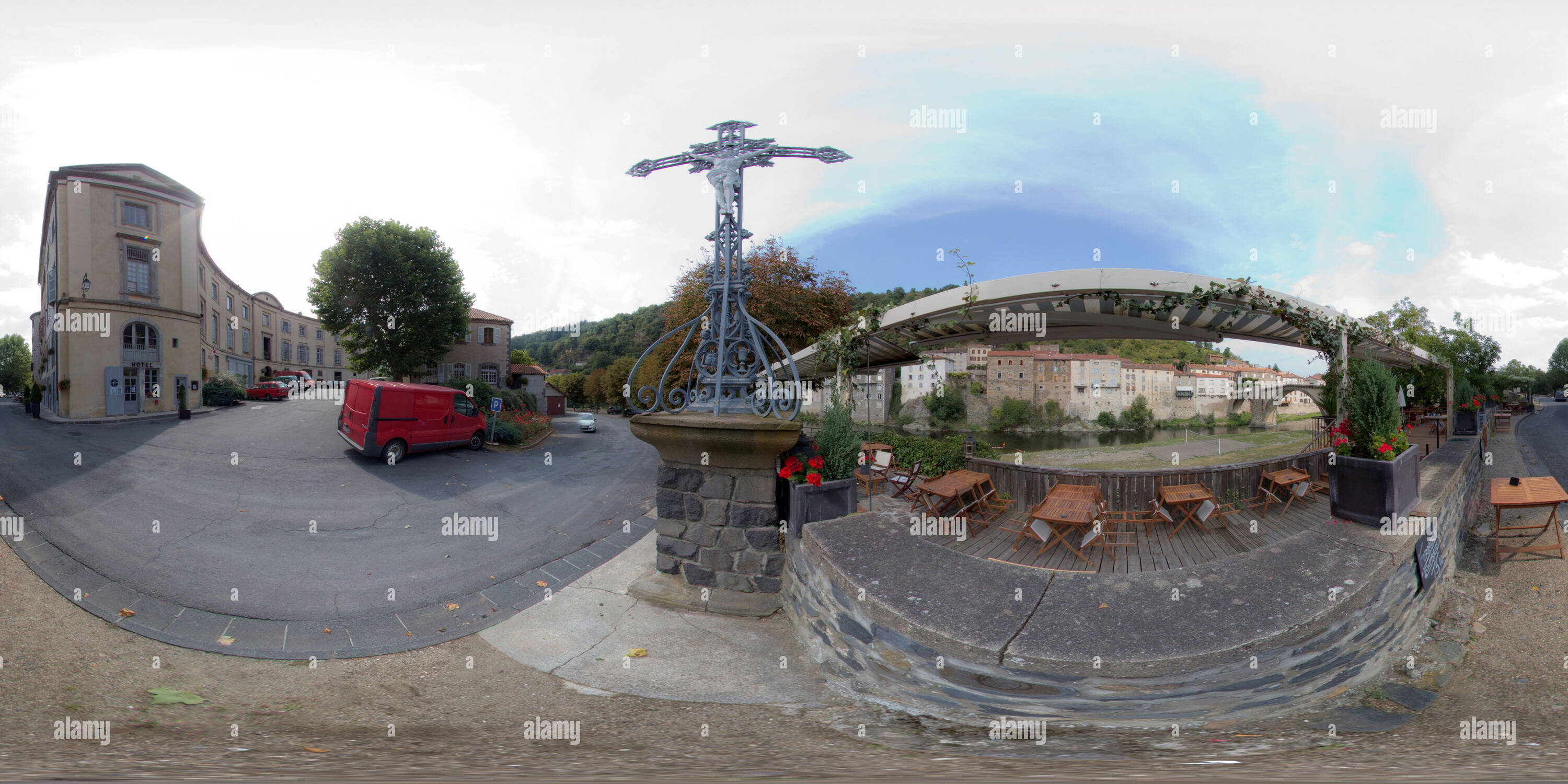 Visualizzazione panoramica a 360 gradi di Place du Fer à Cheval, Lavoute-Chilhac