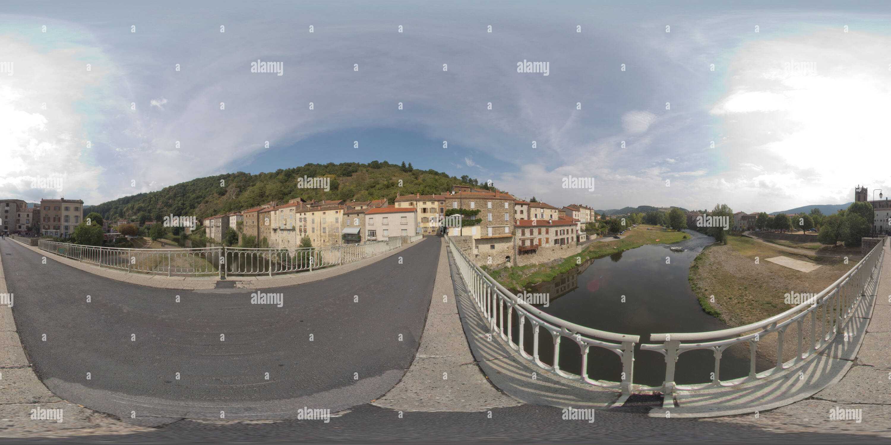 Visualizzazione panoramica a 360 gradi di Sur le pont de Lavoute-Chilhac