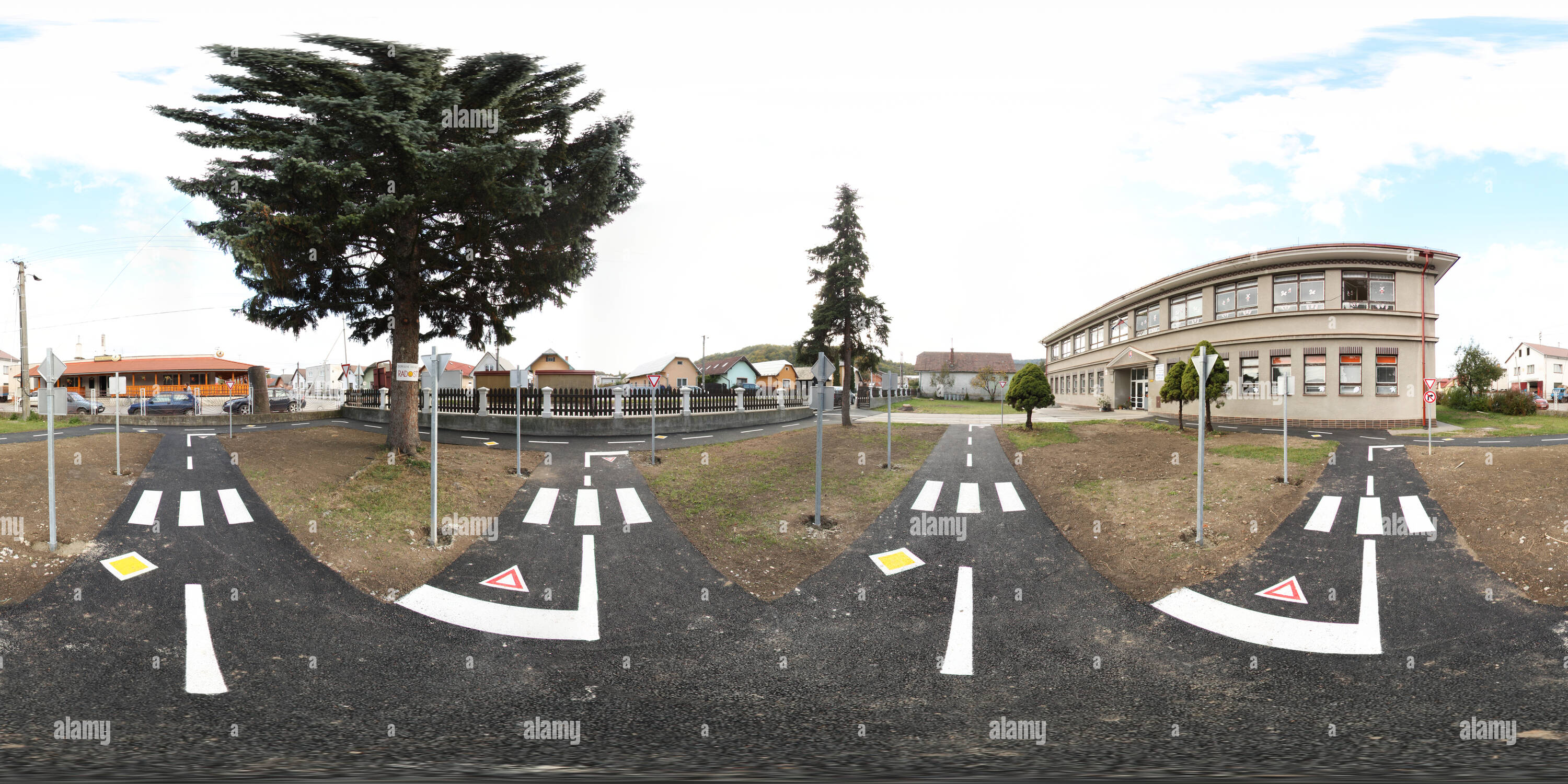 Visualizzazione panoramica a 360 gradi di Scuola Strezenice - Corte di traffico