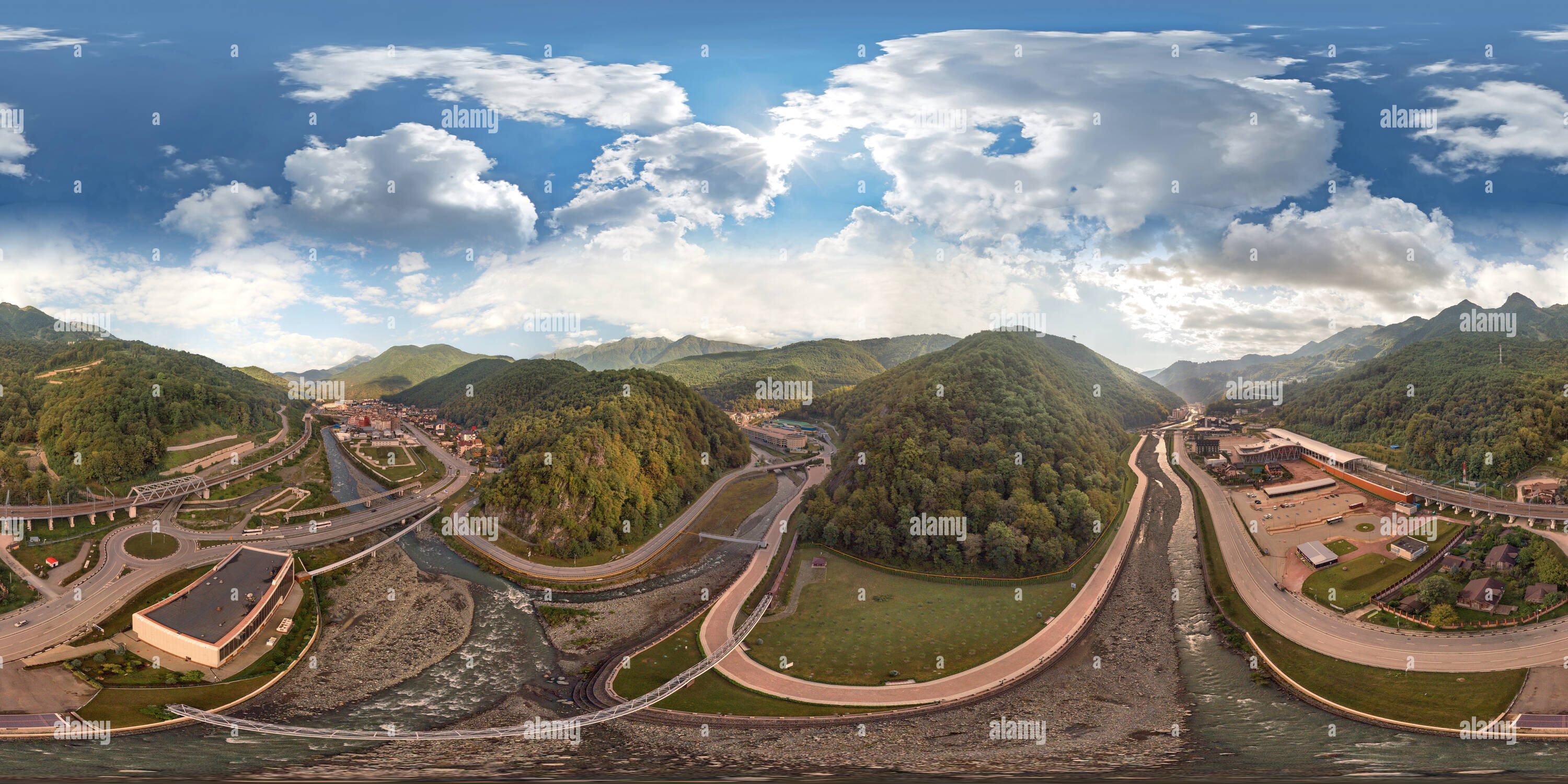 Visualizzazione panoramica a 360 gradi di Lo sviluppo delle strade in Esto-Sadok (Sochi, a sud di Russia)