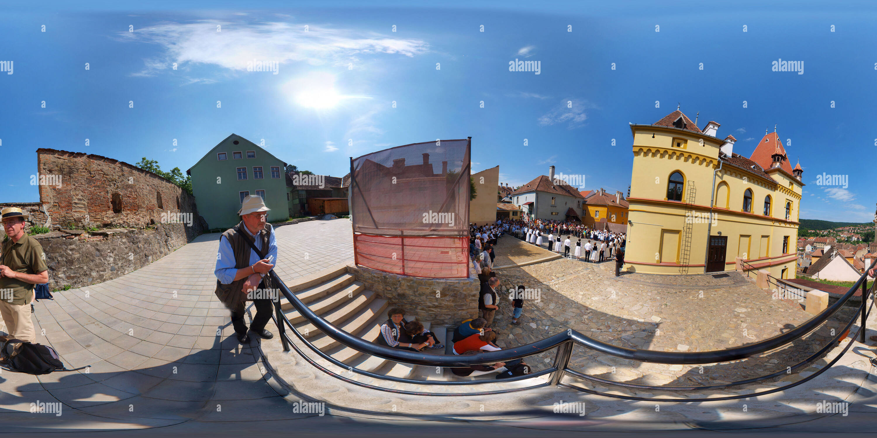 Visualizzazione panoramica a 360 gradi di Il tedesco ballerini in Sighisoara vicino alla Torre dell Orologio (pano2)