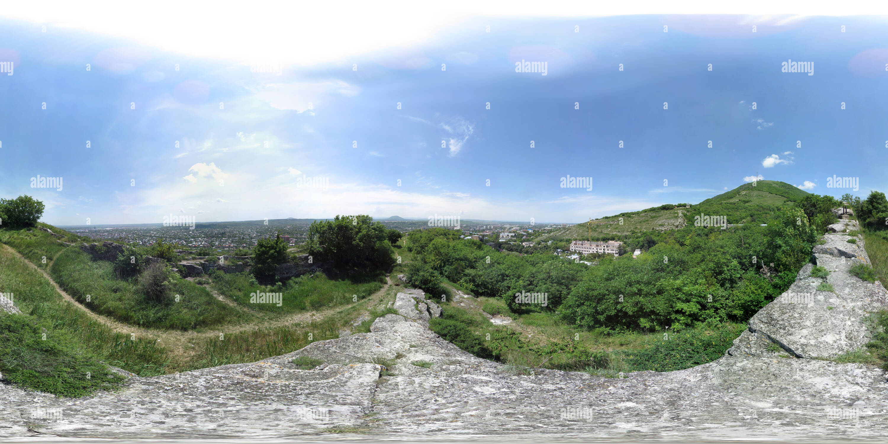 Visualizzazione panoramica a 360 gradi di Uno sperone del monte Goryachaya. Pyatigorsk 2015