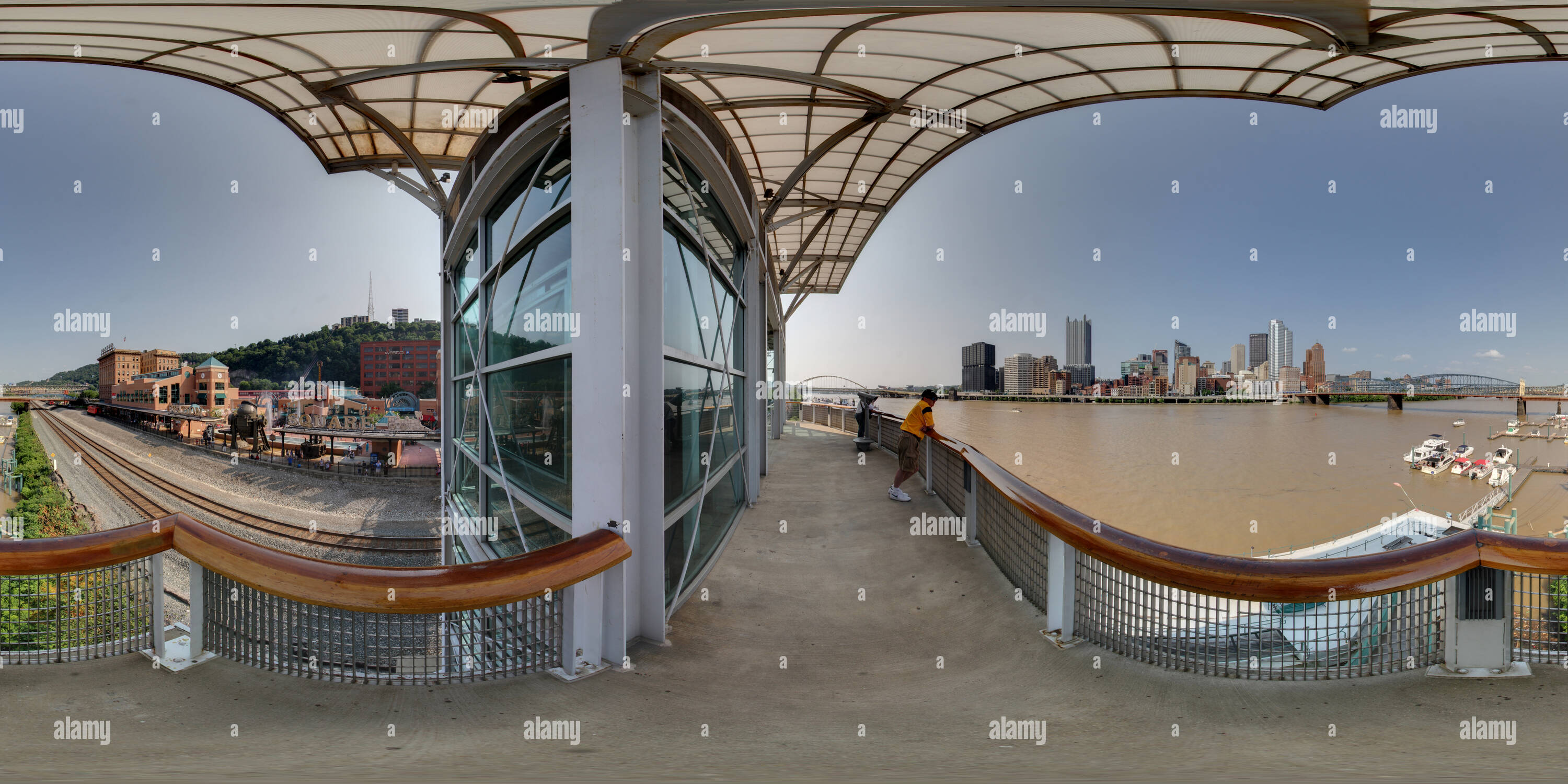 Visualizzazione panoramica a 360 gradi di Piazza della Stazione sul Monongahela