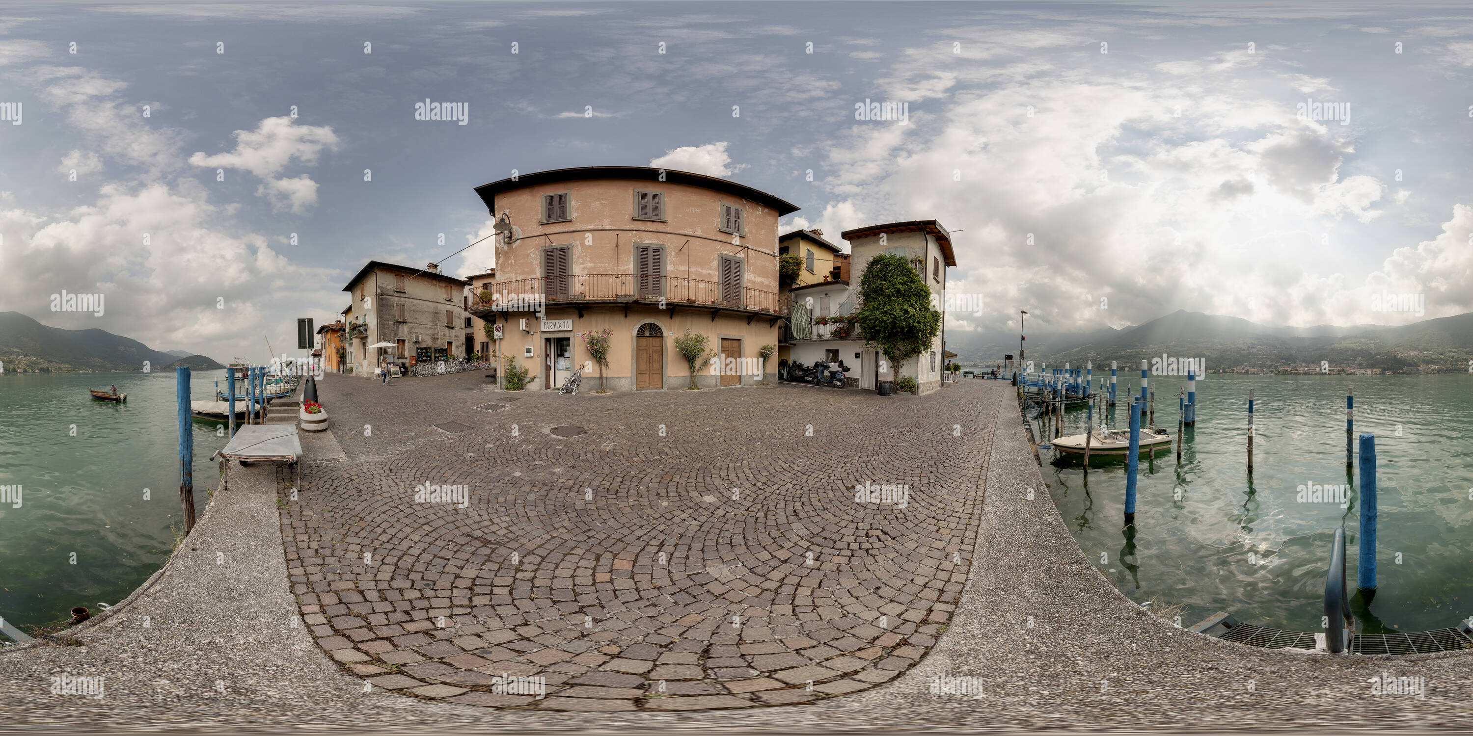 Visualizzazione panoramica a 360 gradi di Italy-Iseo Lake-Peschiera Maraglio