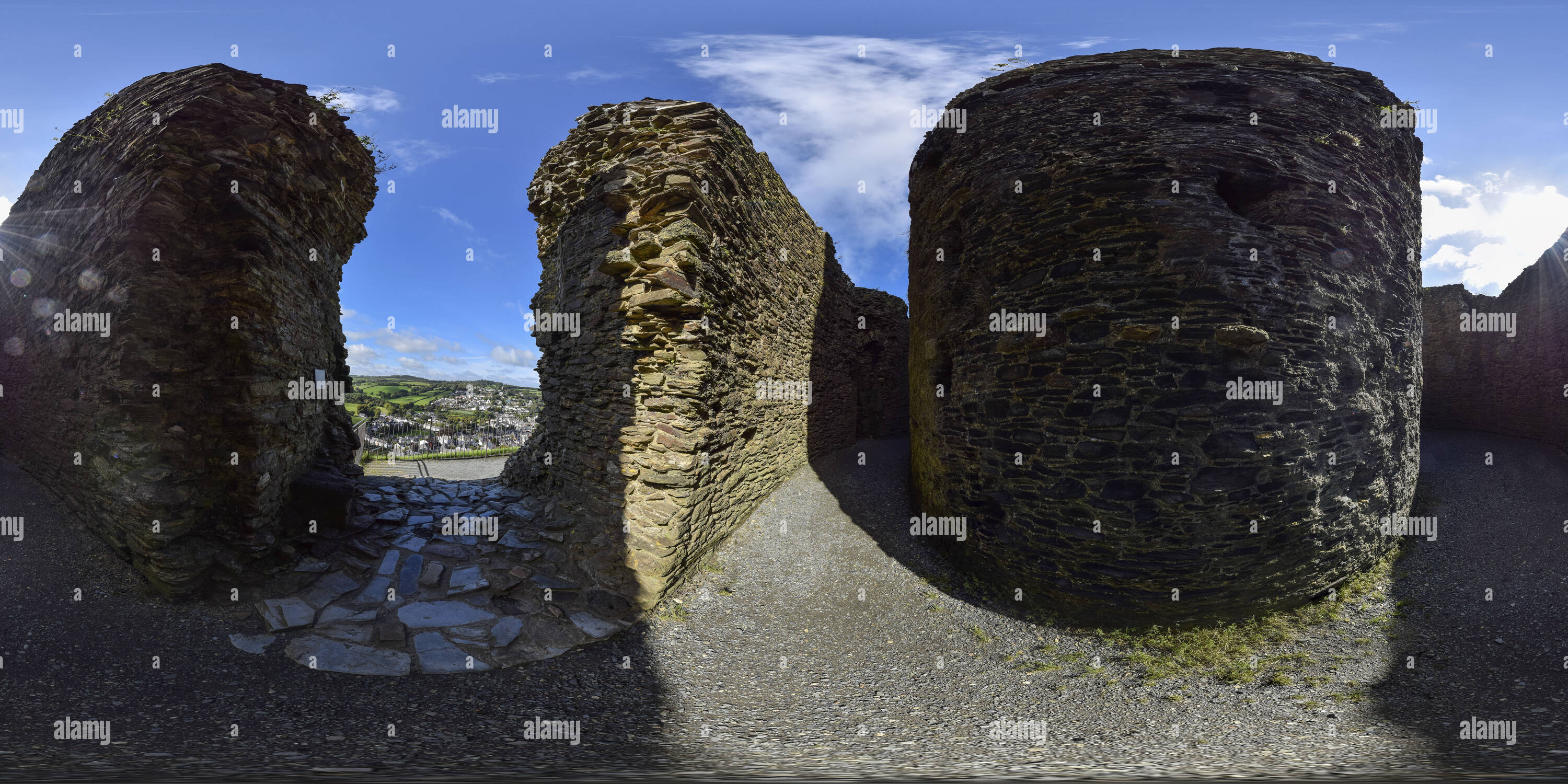 Visualizzazione panoramica a 360 gradi di All'interno di Launceston Castle, Cornwall