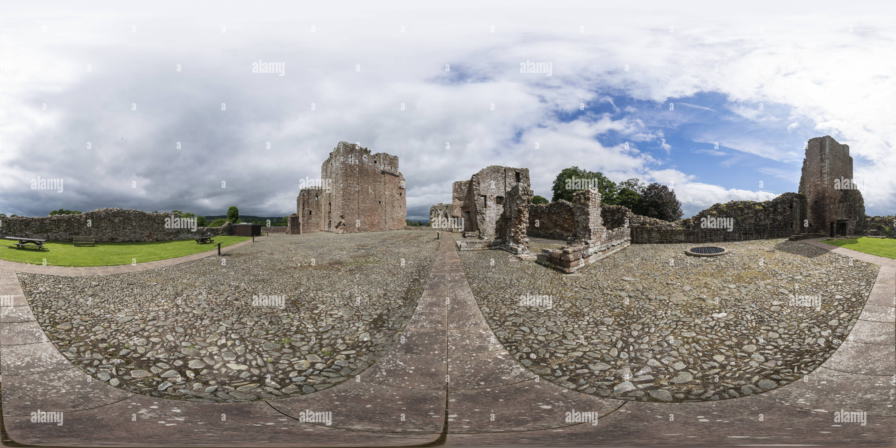 Visualizzazione panoramica a 360 gradi di Brougham cortile del castello