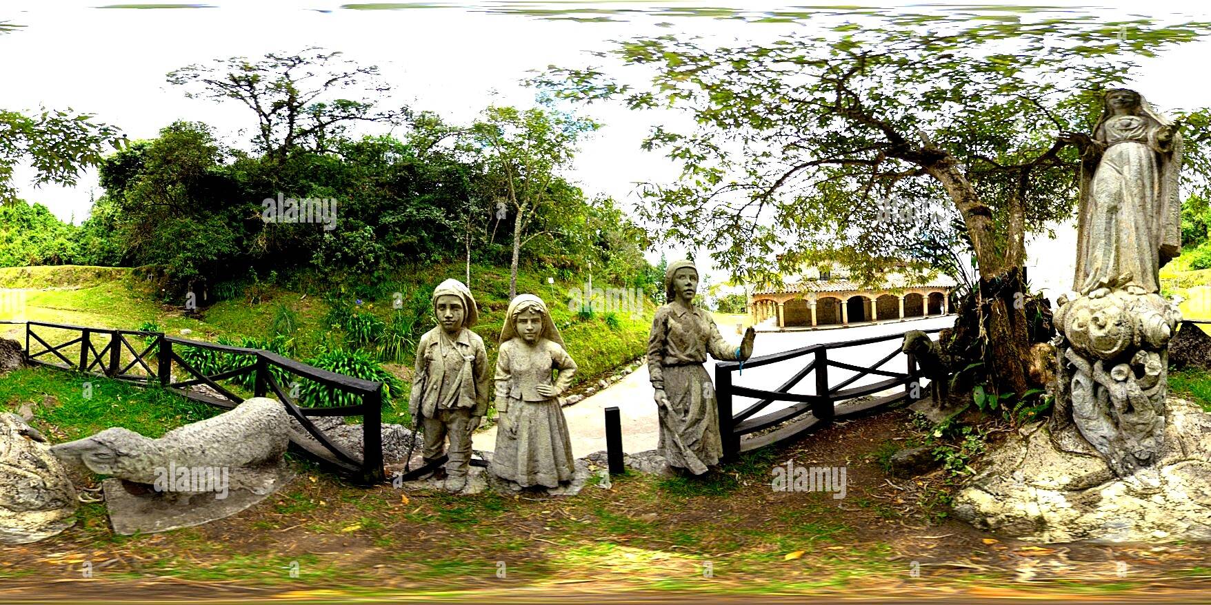 Visualizzazione panoramica a 360 gradi di La Madonna di Fatima e i tre figli. Santa Maria Magdalena tempio in Berruecos