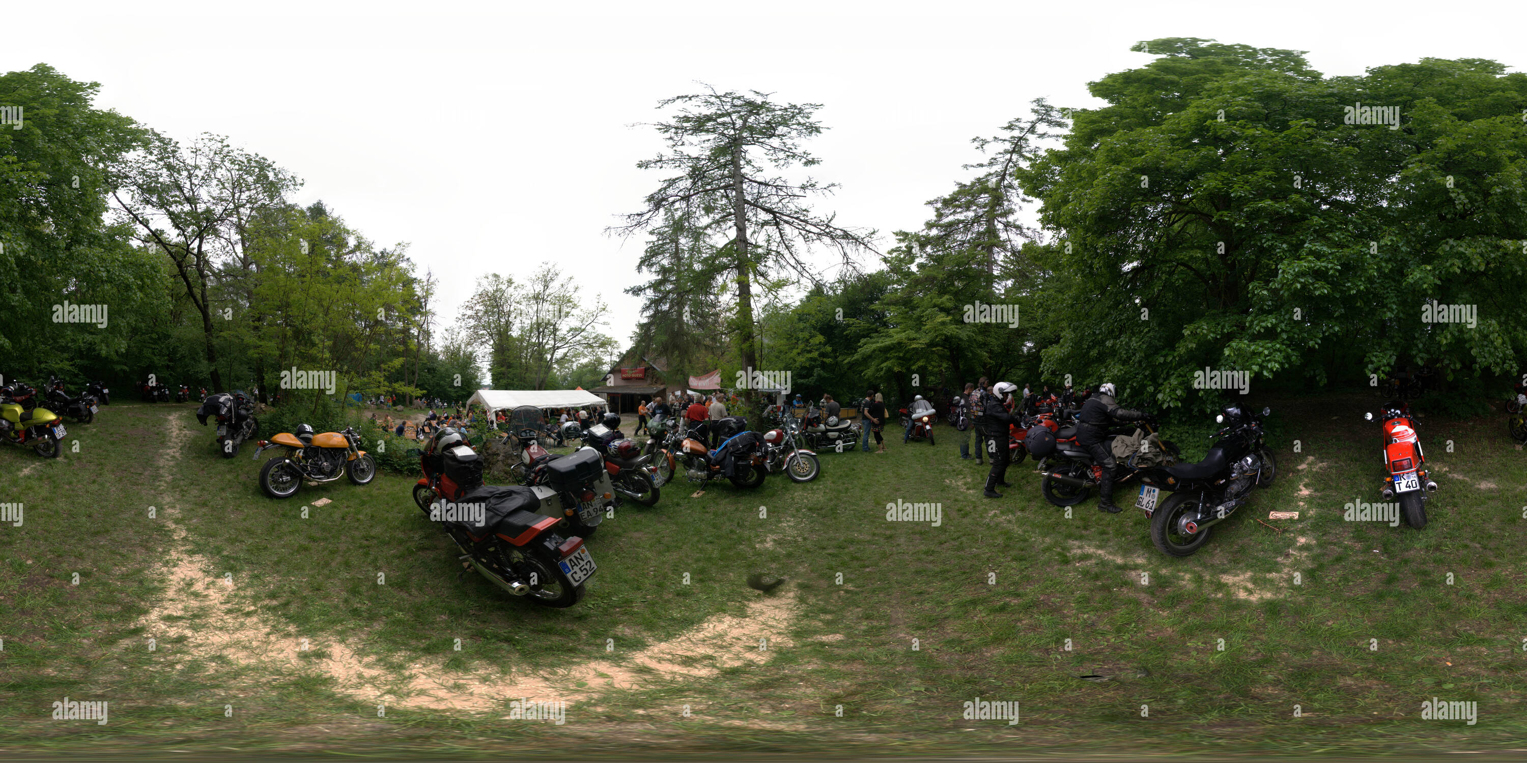 Visualizzazione panoramica a 360 gradi di Moto Guzzi Treffen 2013 - 01