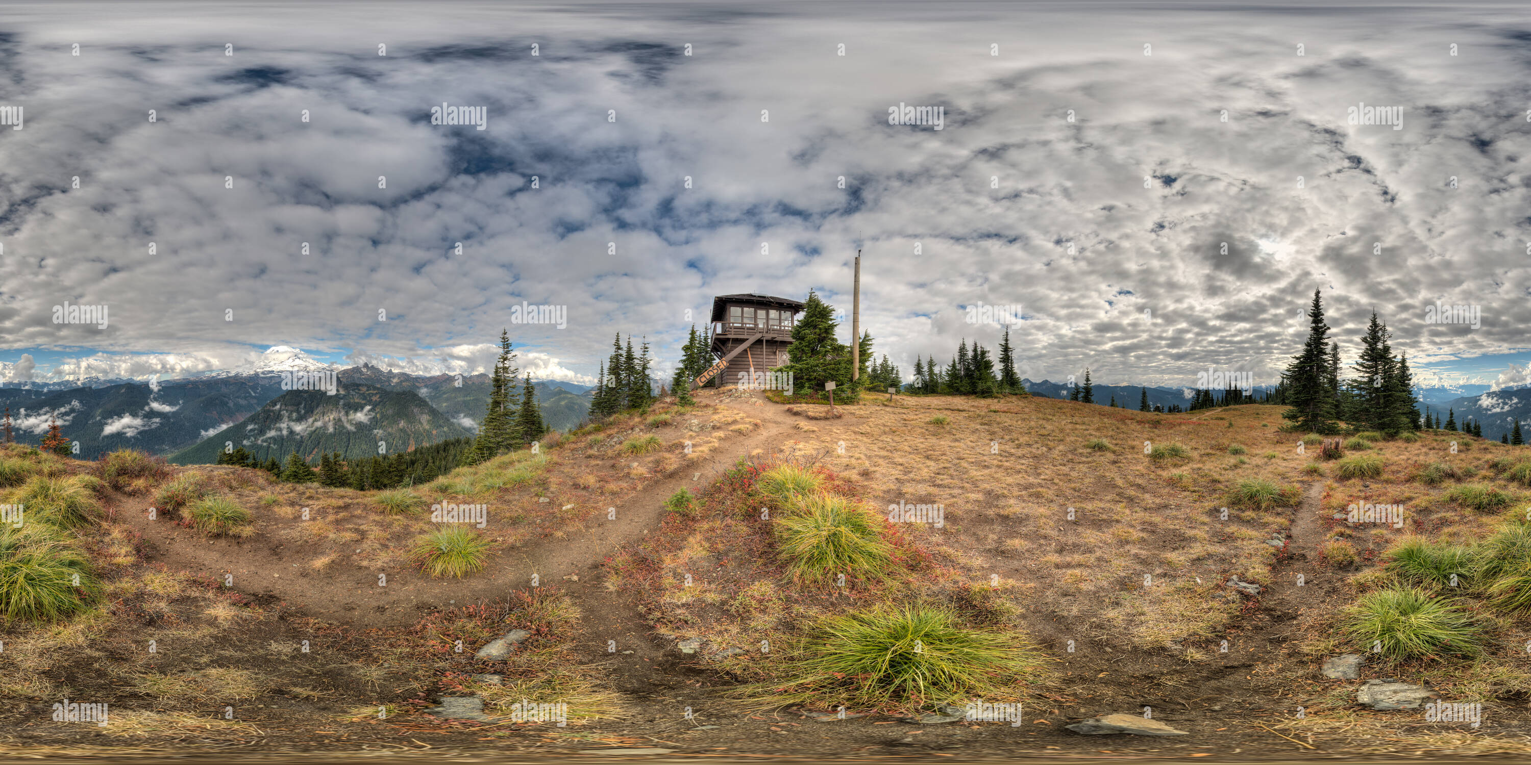 Visualizzazione panoramica a 360 gradi di Picco Shriner, storico avvistamento incendi, Mt. Rainier National Park, stato di WA