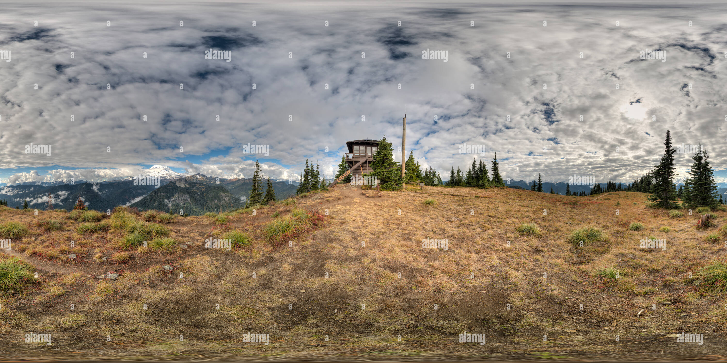 Visualizzazione panoramica a 360 gradi di Shriner picco, nubi su Mt. Rainier, Mt. Rainier National Park, stato di WA