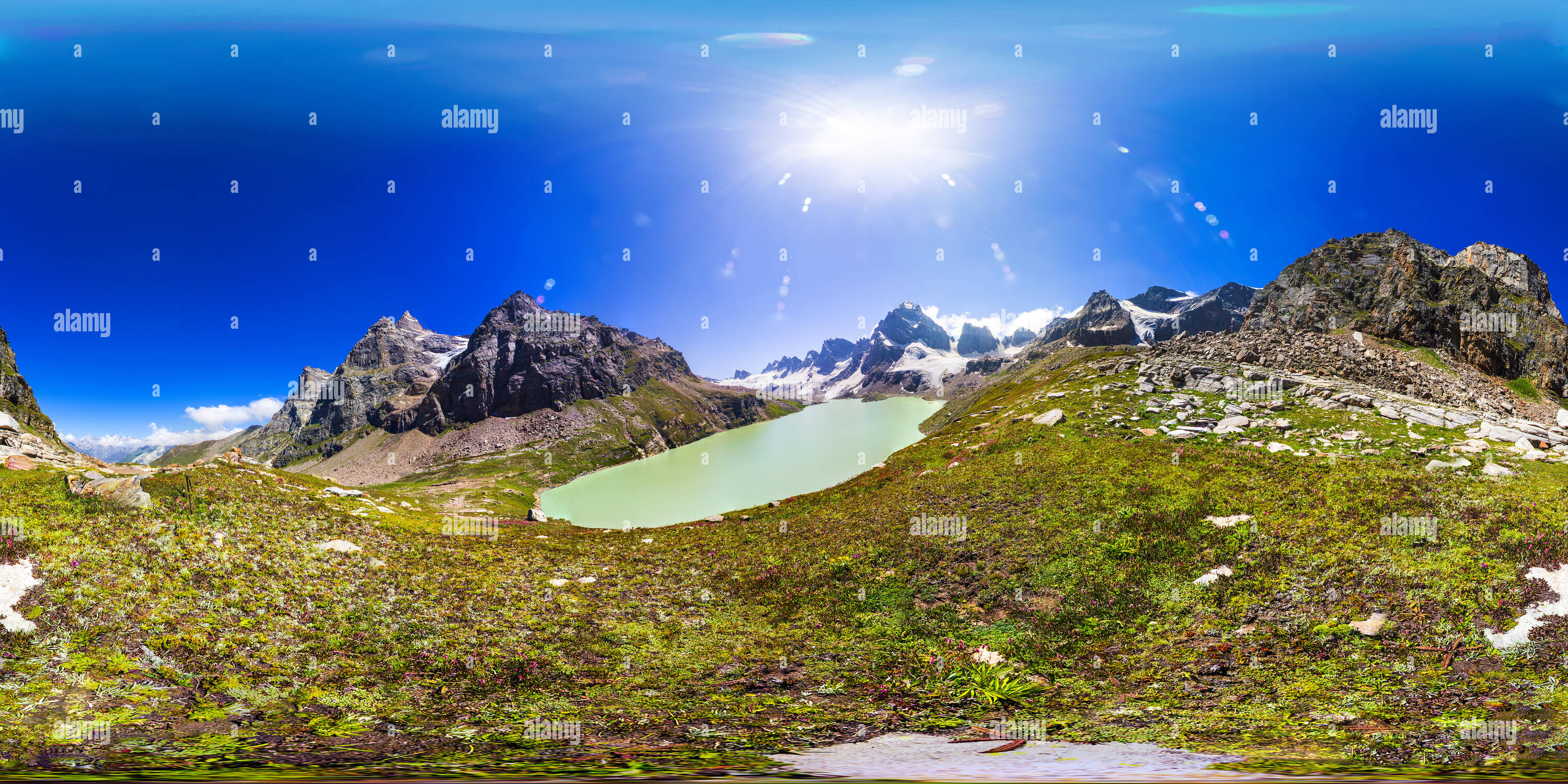 Visualizzazione panoramica a 360 gradi di Chitta Katha Lake, Shounter Valley, AJK, Pakistan