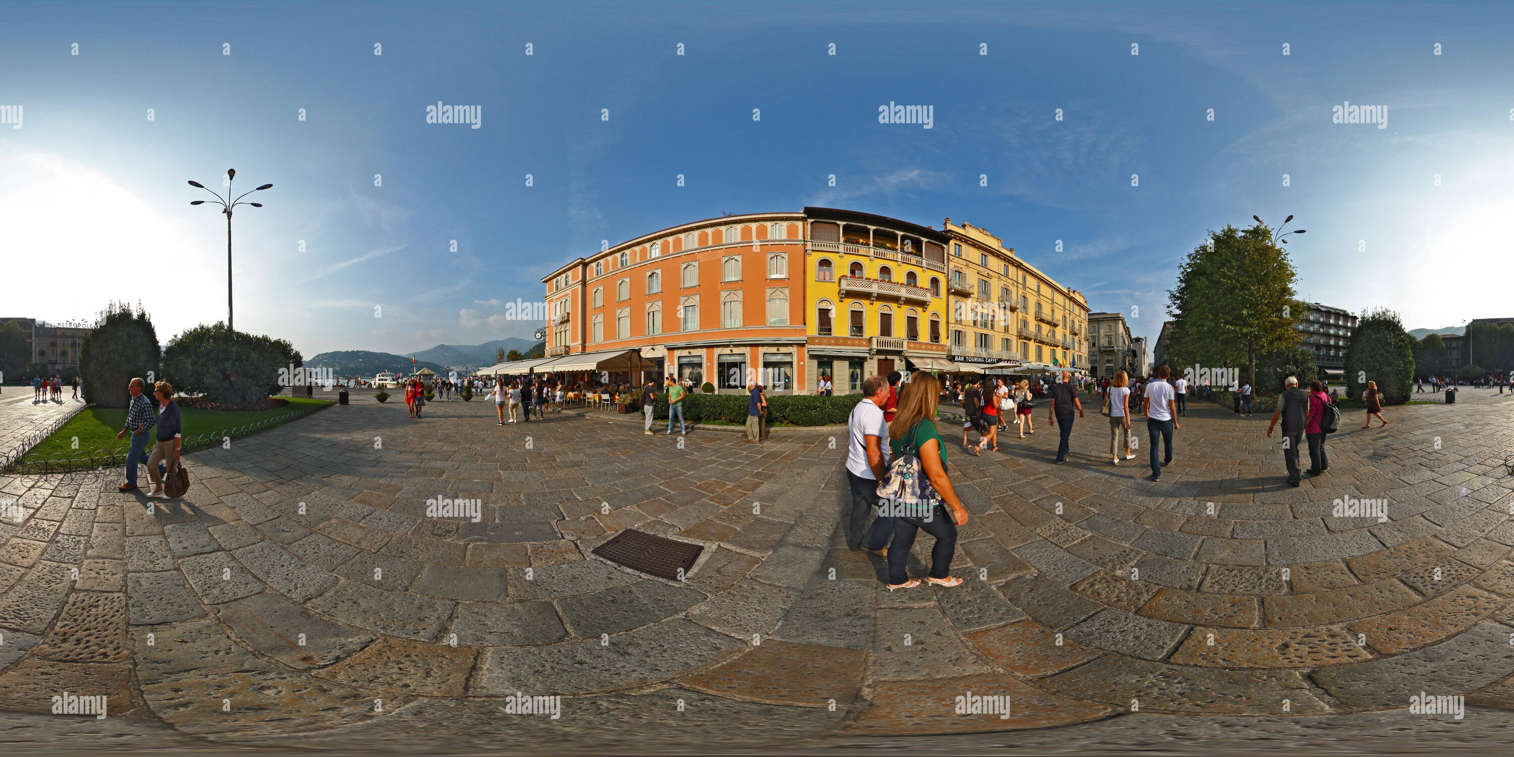 Visualizzazione panoramica a 360 gradi di 360 gradi - Piazza Cavour a Como Il Lago di Como Lombardia Italia