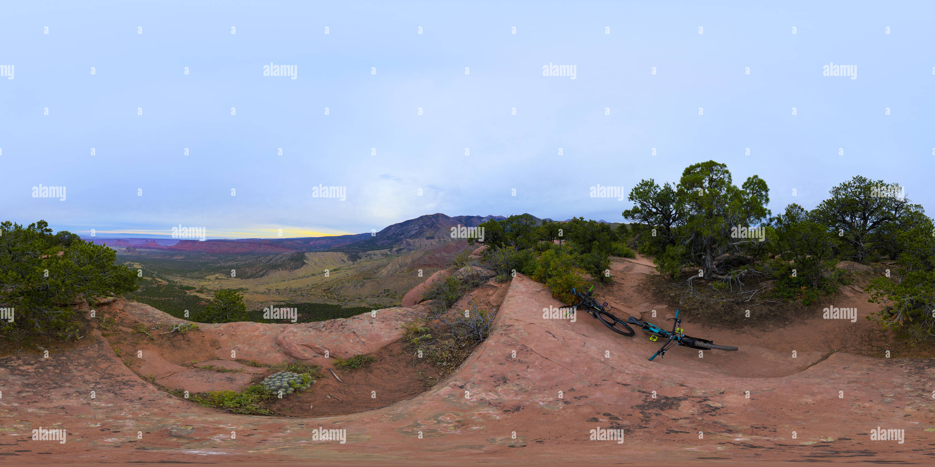 Visualizzazione panoramica a 360 gradi di VR sferica 360 panorama del castello Valle USA Utah da un si affacciano su di una mountain bike trail lungo la scogliera