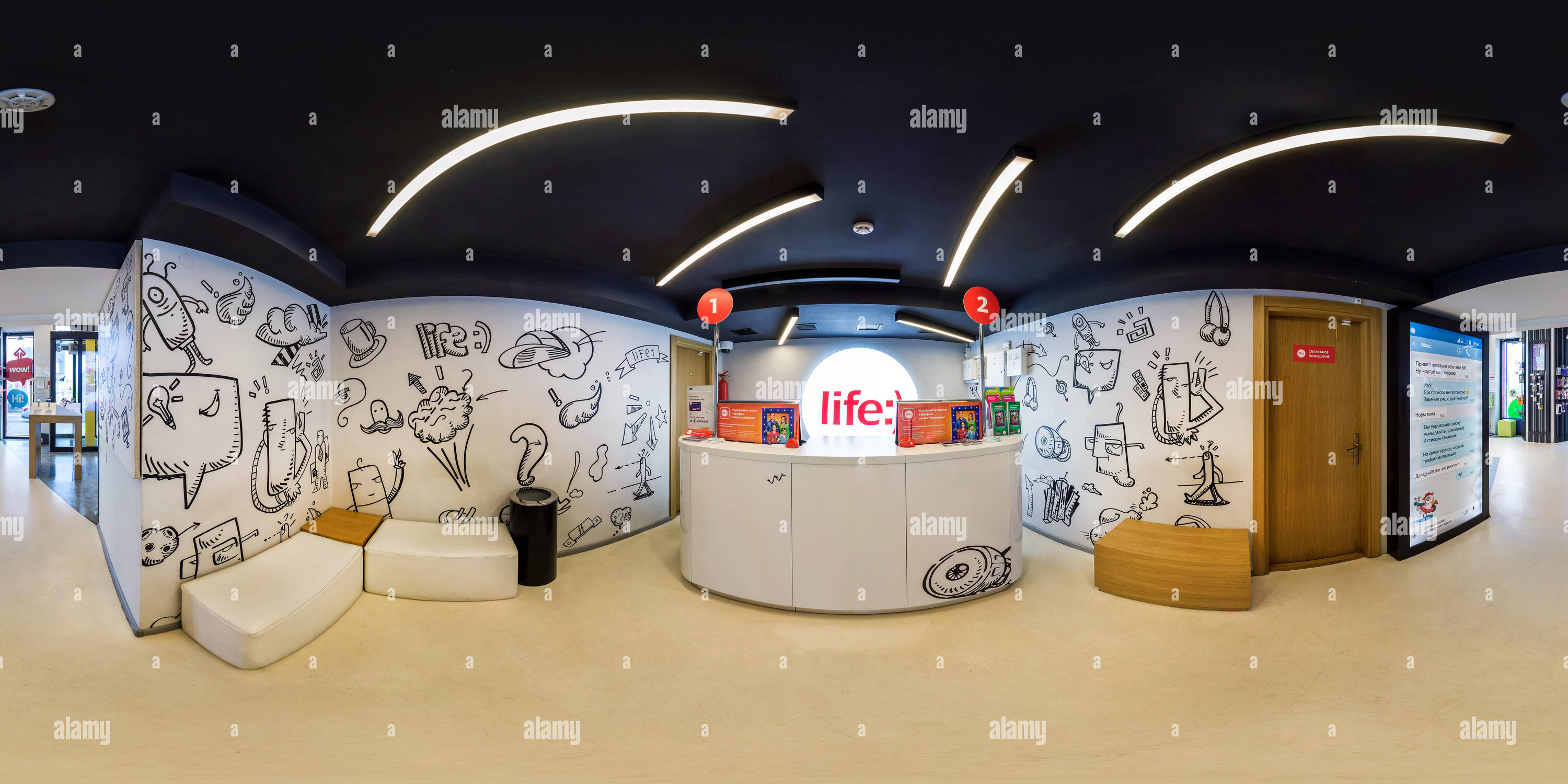 Visualizzazione panoramica a 360 gradi di MINSK, Bielorussia - Agosto 2017: Full sferica a 360 gradi di angolo di panorama senza giunture in interiore moderno salone del negozio di un operatore mobile con dispositivo in equ