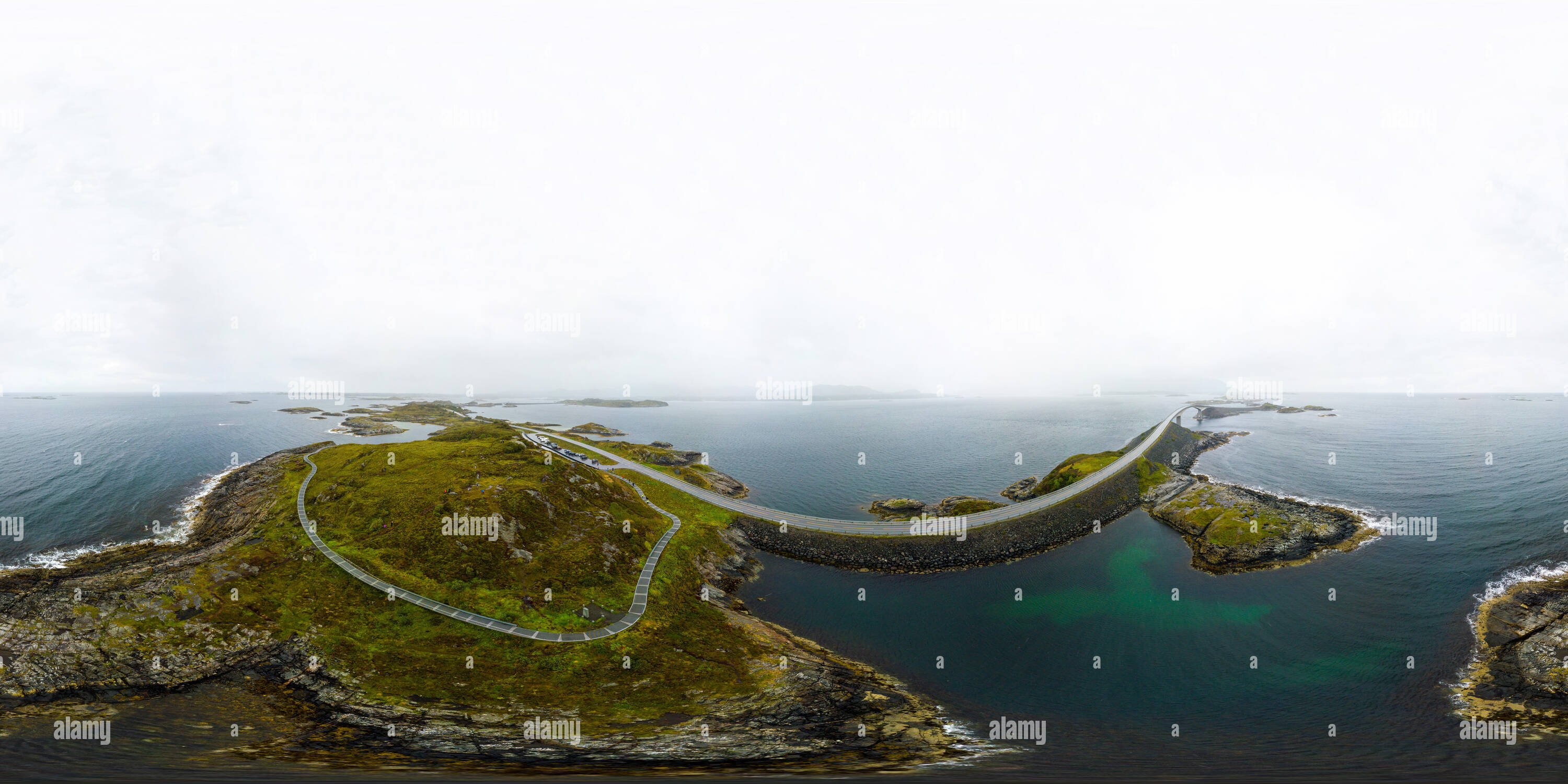 Visualizzazione panoramica a 360 gradi di Kristiansund, Norvegia. Atlantic road famoso ponte in Kristiansund, Norvegia. Heavy Rain