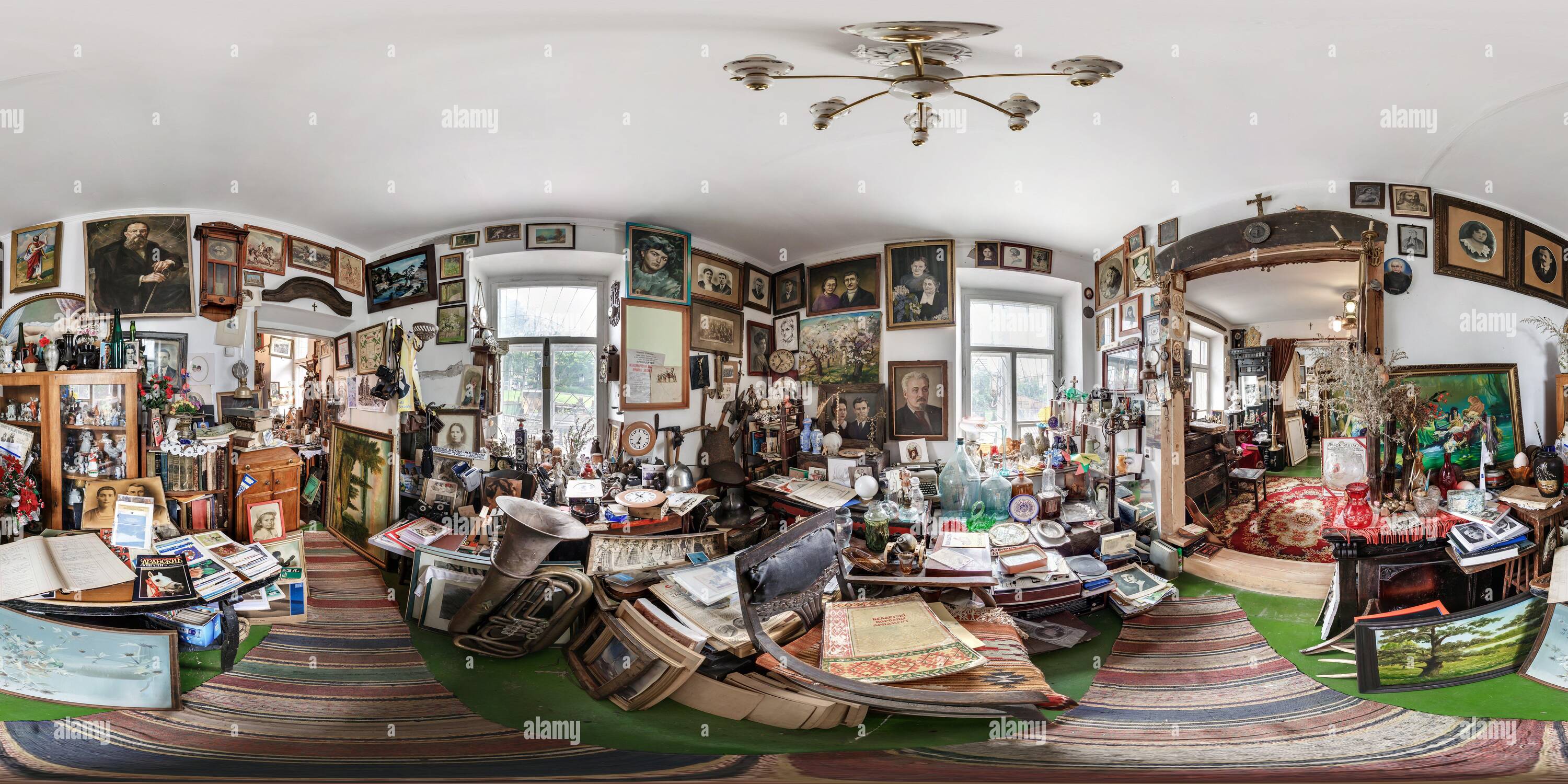 Visualizzazione panoramica a 360 gradi di GRODNO, Bielorussia - Luglio 20, 2016: 360° seamless equirettangolare panorama sferica all'interno il Museo di cose vintage