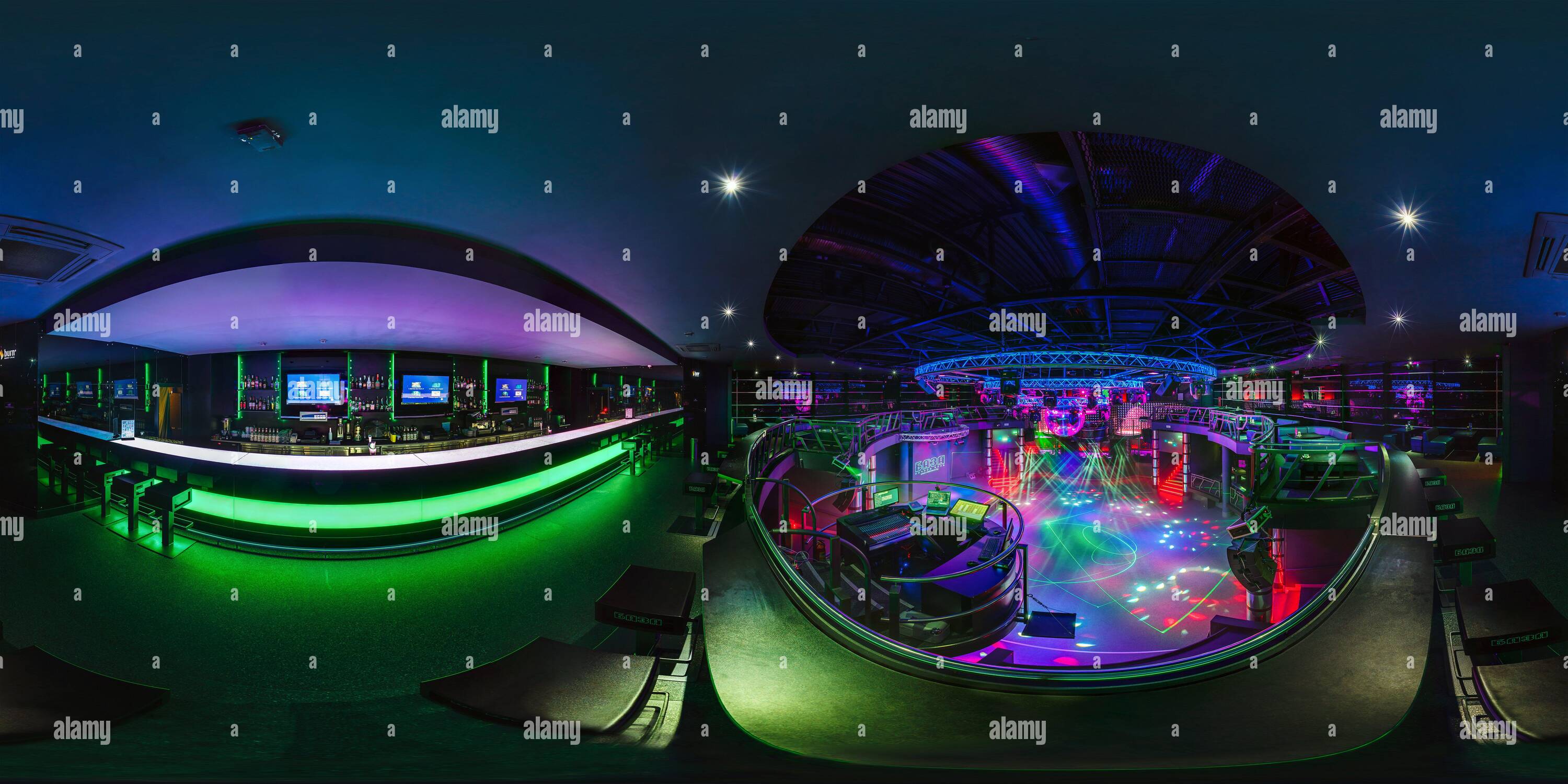 Visualizzazione panoramica a 360 gradi di GRODNO, Bielorussia - 12 Maggio 2013: 360 equirettangolare panorama sferica in eleganti night club BAZA. Grodno, Bielorussia. Maggio 12, 2013