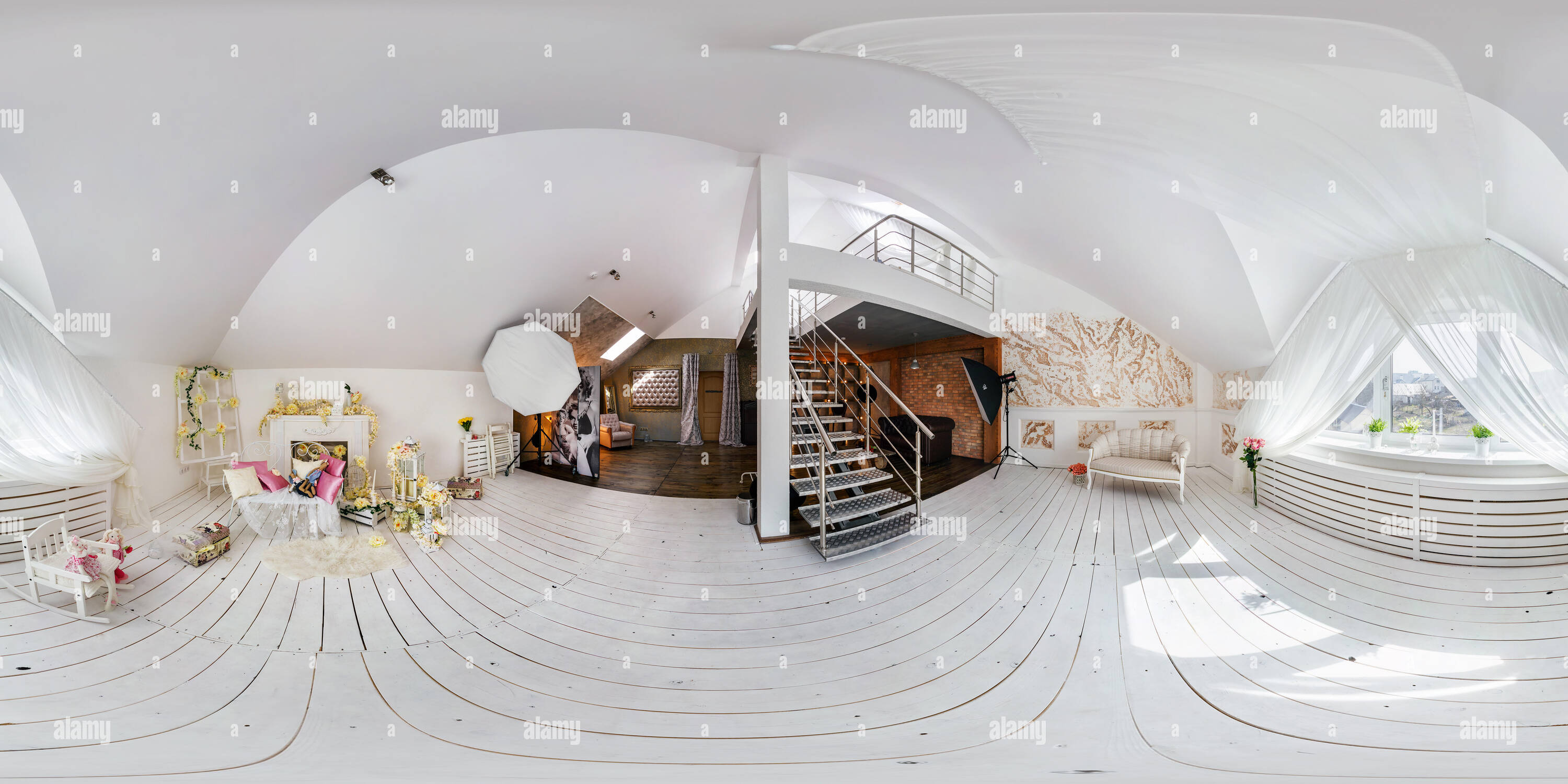 Visualizzazione panoramica a 360 gradi di GRODNO, Bielorussia - Aprile 04, 2016: 360 gradi nel panorama equirettangolare proiezione sferica in interier loft photo studio della luce diurna