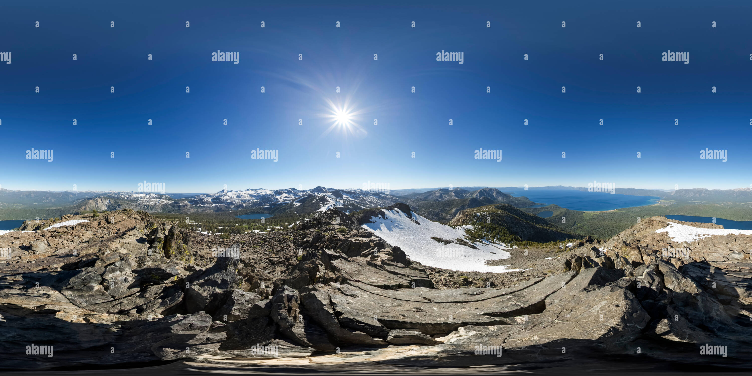 Visualizzazione panoramica a 360 gradi di Una vista 360 in estate dalla vetta del monte Tallac affacciato sul Lago Tahoe e desolazione Deserto vicino a South Lake Tahoe, California.