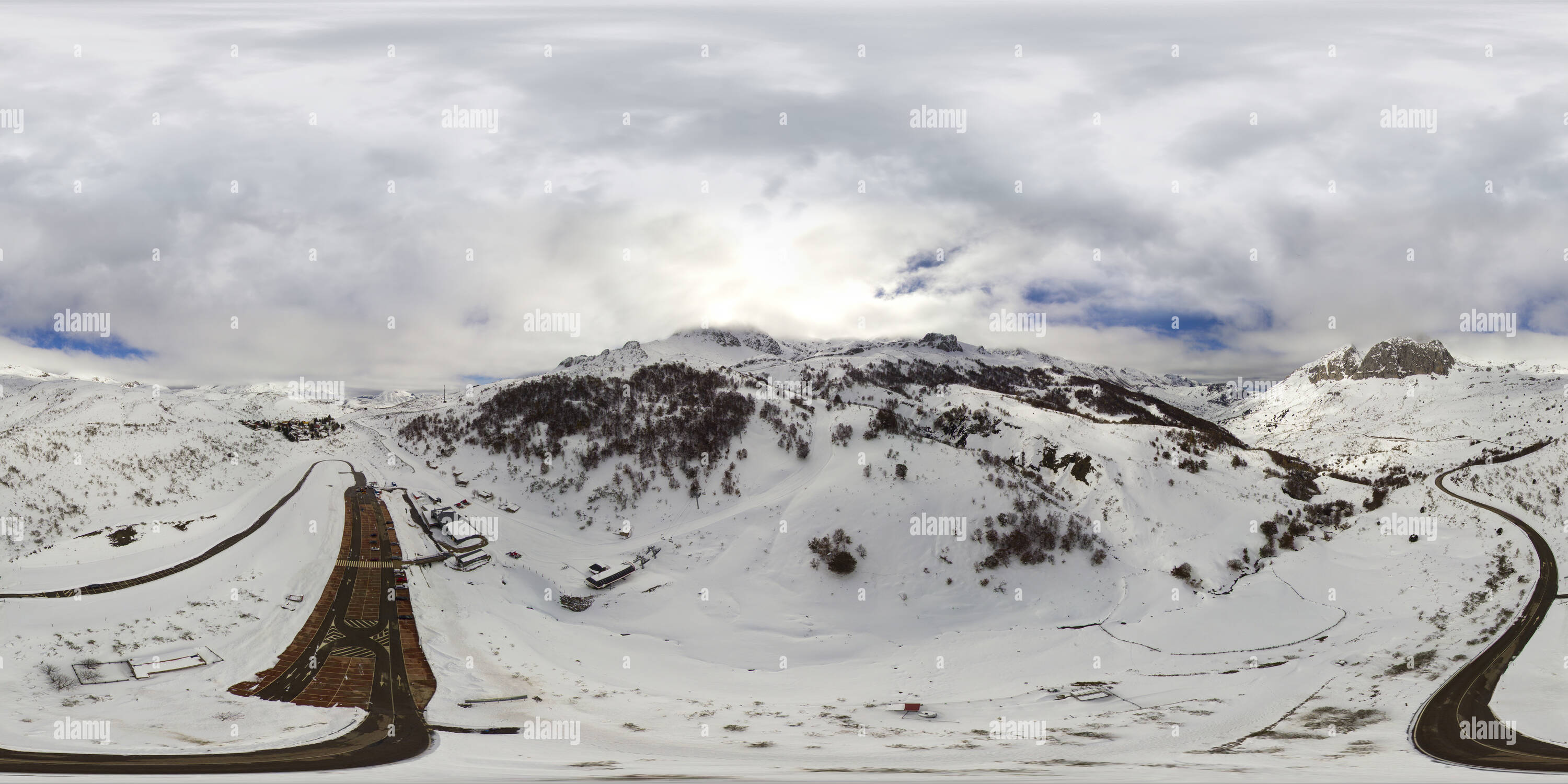 Visualizzazione panoramica a 360 gradi di Foto aerea di Fuentes De Invierno stazione sky con il mio drone in Asturias