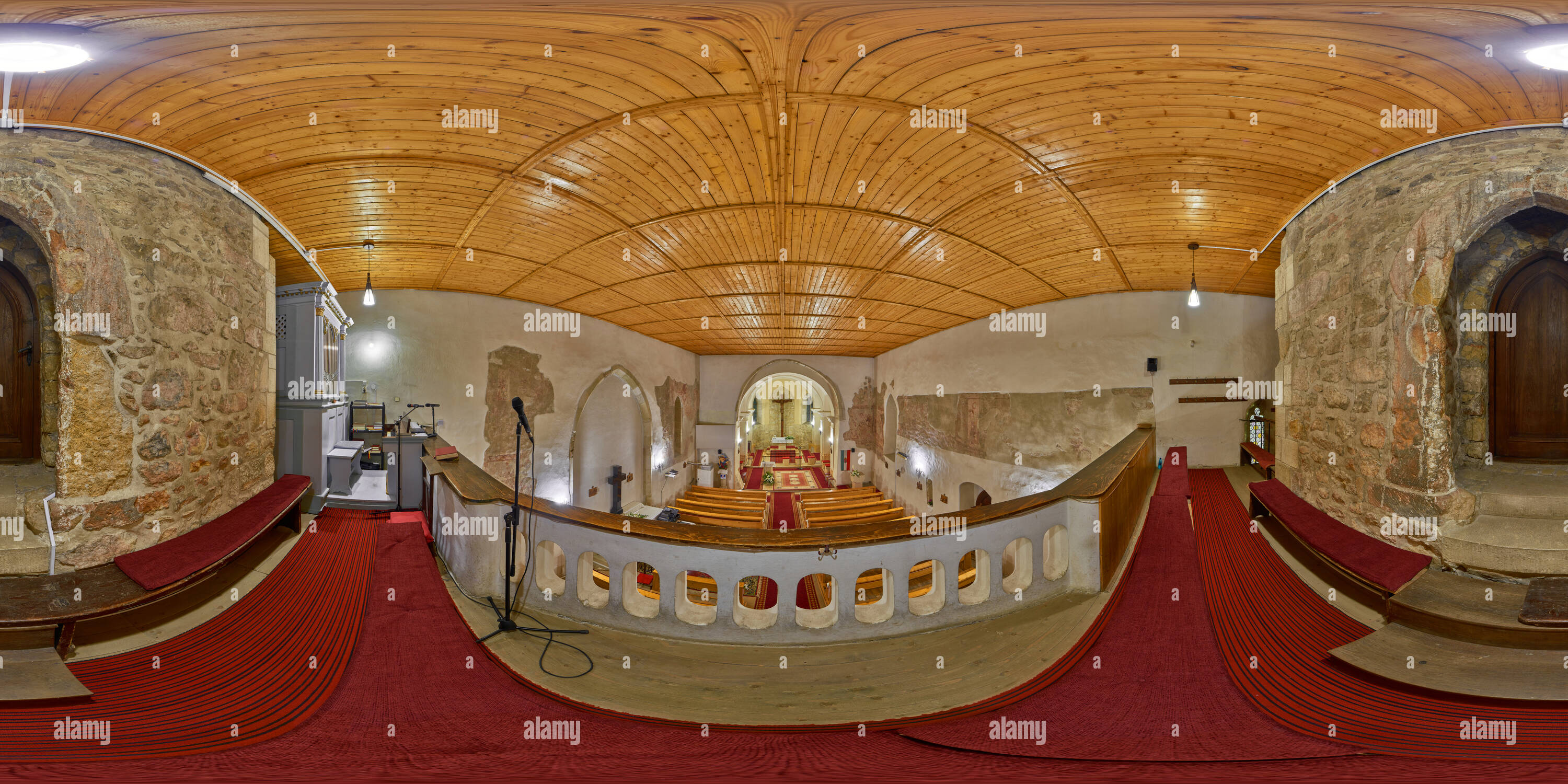 Visualizzazione panoramica a 360 gradi di Tutti Hallows la Chiesa cattolica romana al piano superiore interno in Florești, Romania