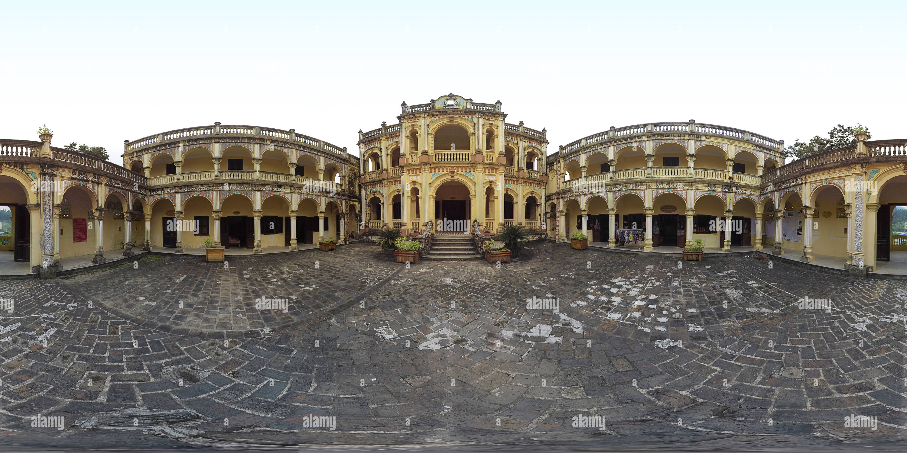 Visualizzazione panoramica a 360 gradi di H'mongs King Palace o Hoang Tuong un castello nel Nord Vietnam