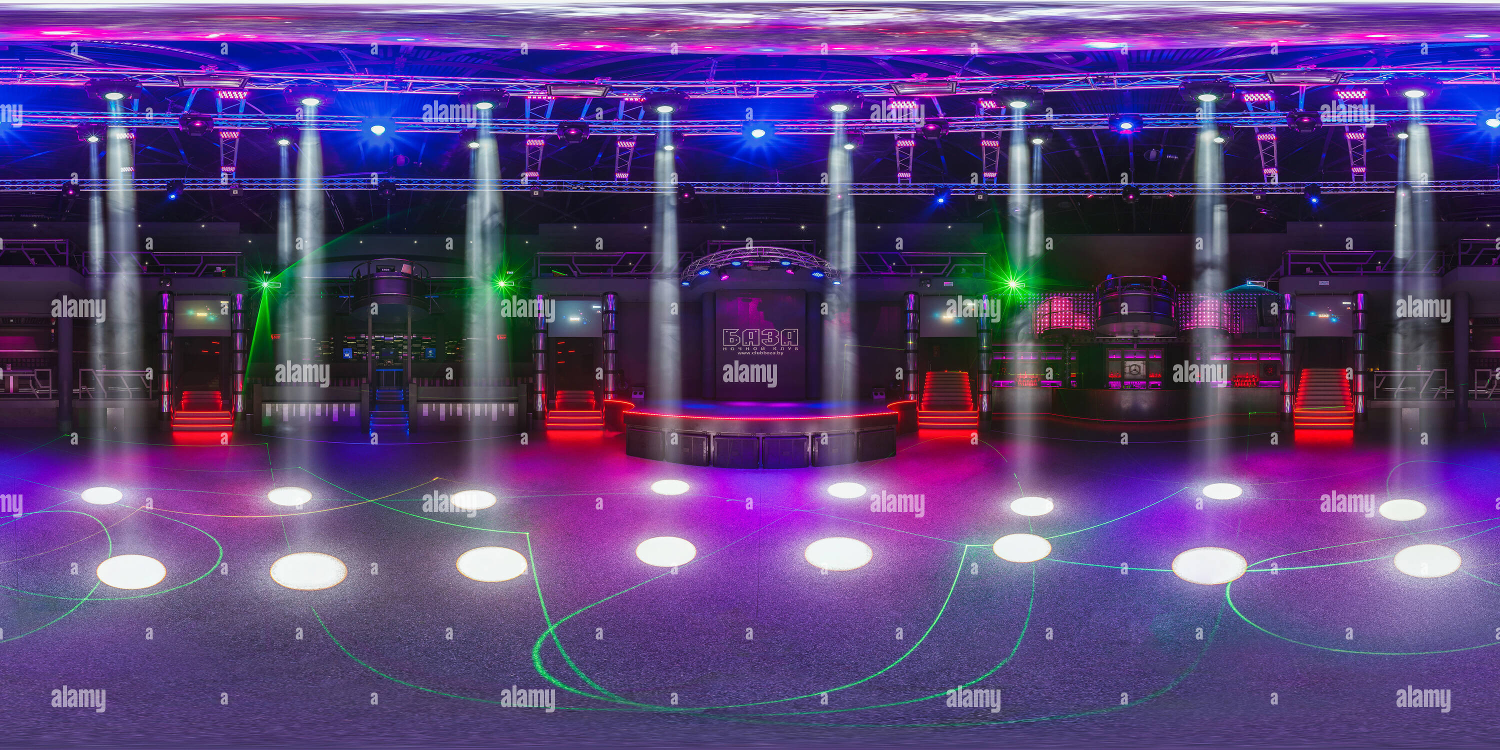 Visualizzazione panoramica a 360 gradi di GRODNO, Bielorussia - 12 Maggio 2013: 360 equirettangolare equidistanti sferica panorama in eleganti night club BAZA.