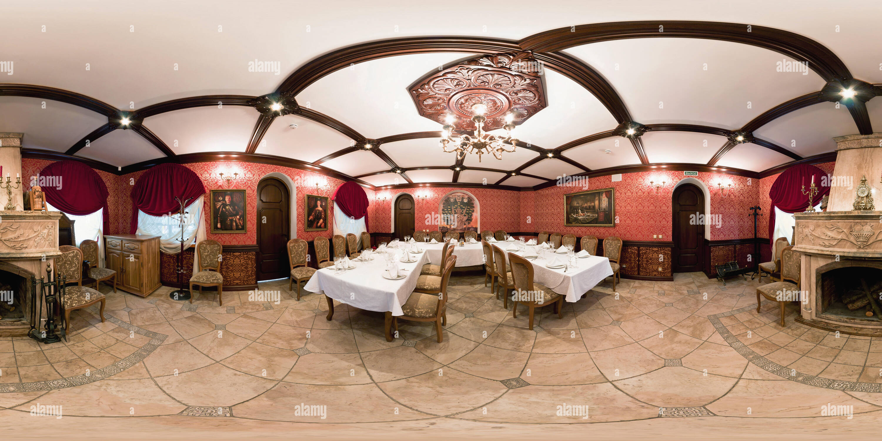 Visualizzazione panoramica a 360 gradi di GRODNO, Bielorussia - Marzo 7, 2011: 360° equirettangolare panorama sferica nell'annata elegante caffetteria in stile medievale